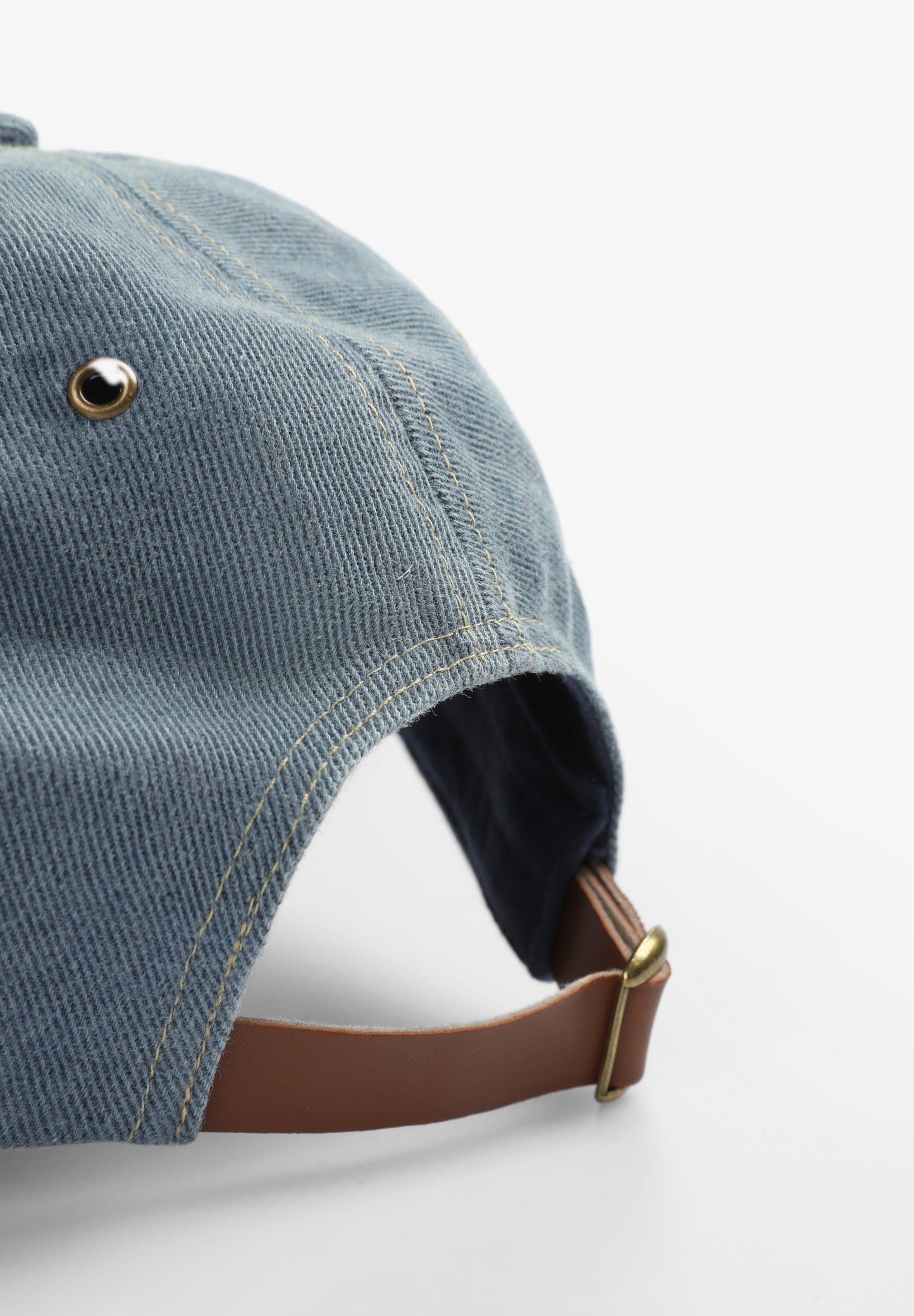 CAP WITH METAL PLATE