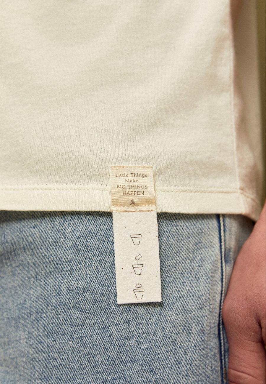 T-SHIRT WITH PLANTABLE LABEL DETAIL