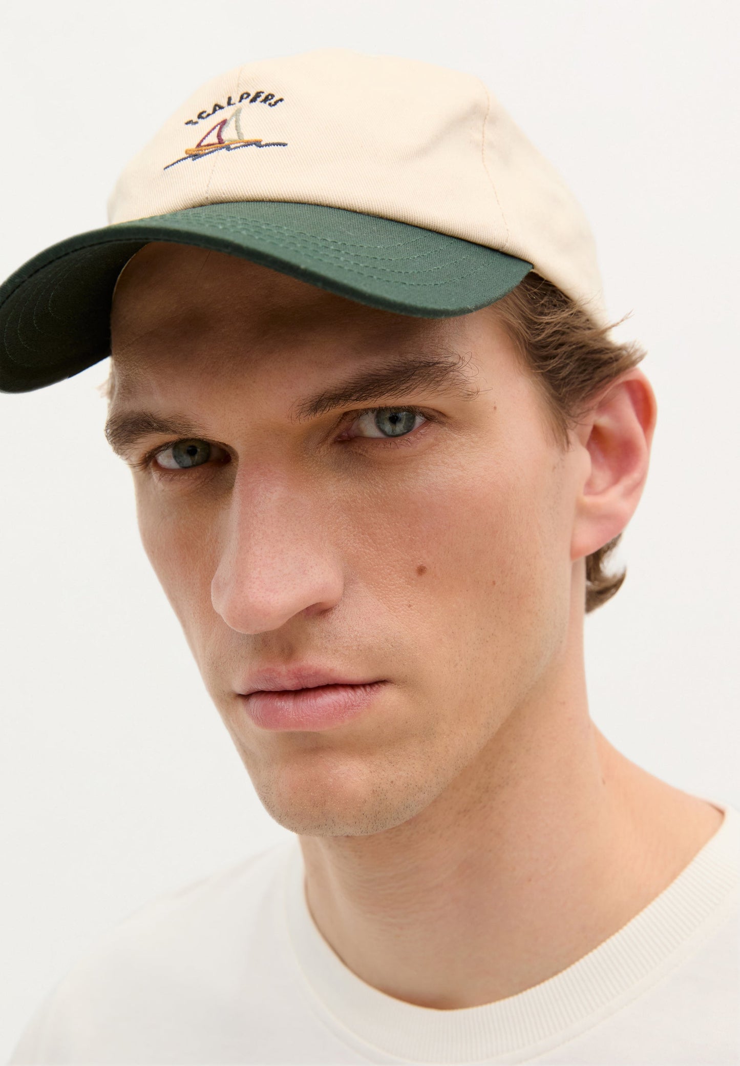 CAP EMBROIDERED WITH CONTRAST DETAILS
