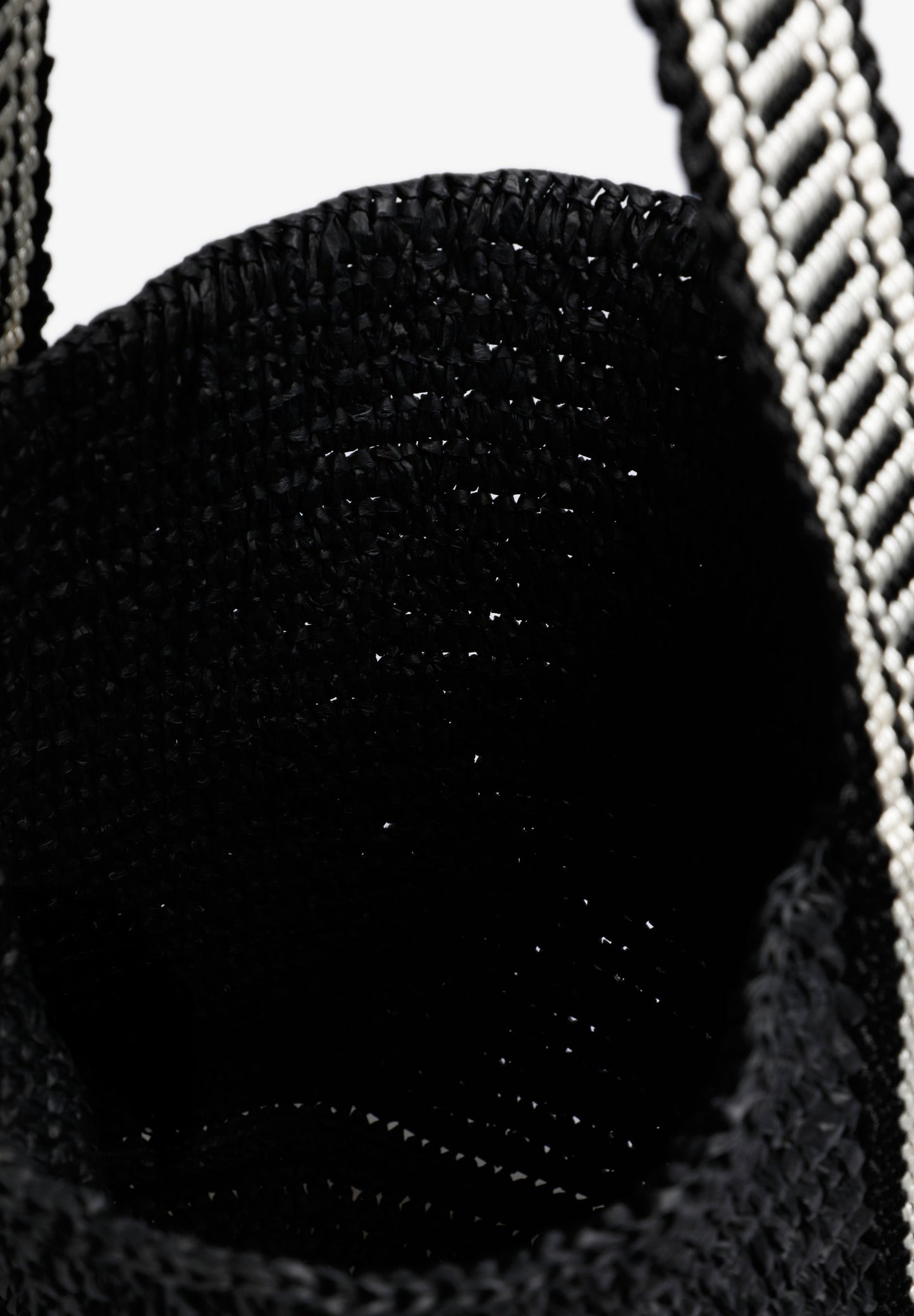 TWO-TONE RAFFIA BUCKET BAG