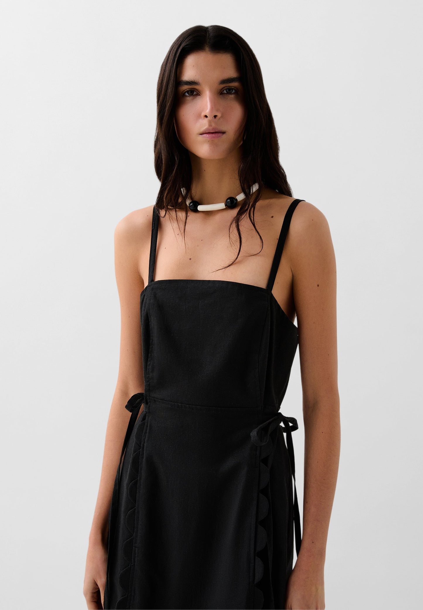 DRESS WITH VENTS AND BOW
