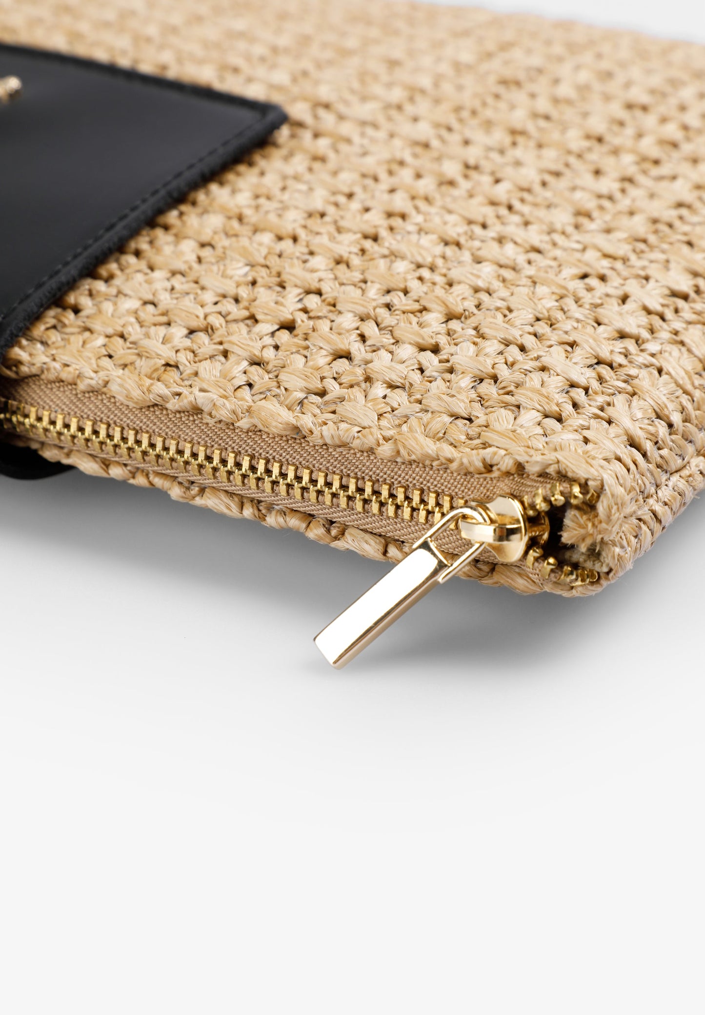 RAFFIA CLUTCH WITH LEATHER DETAILS