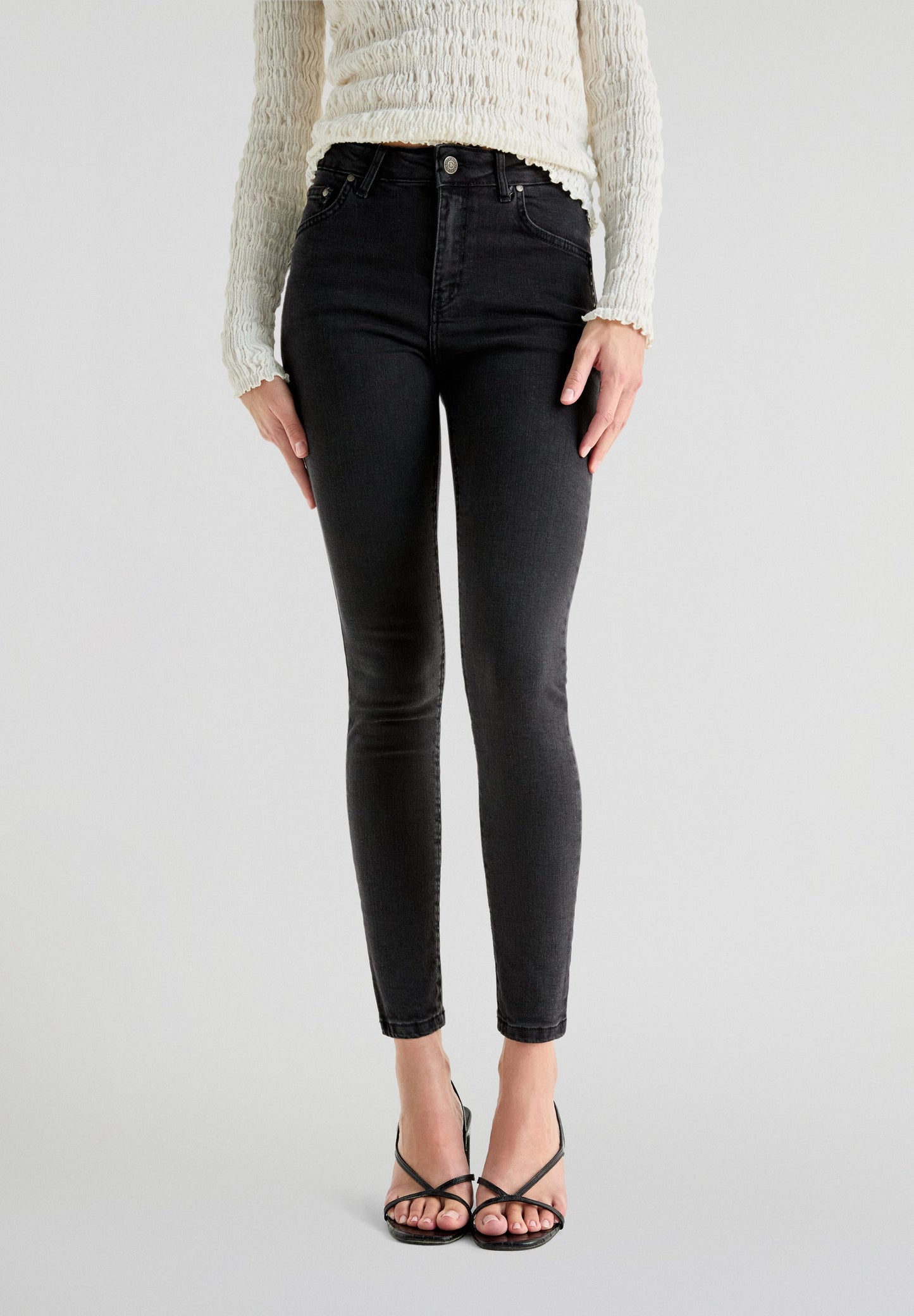 SKINNY JEANS WITH STUDS