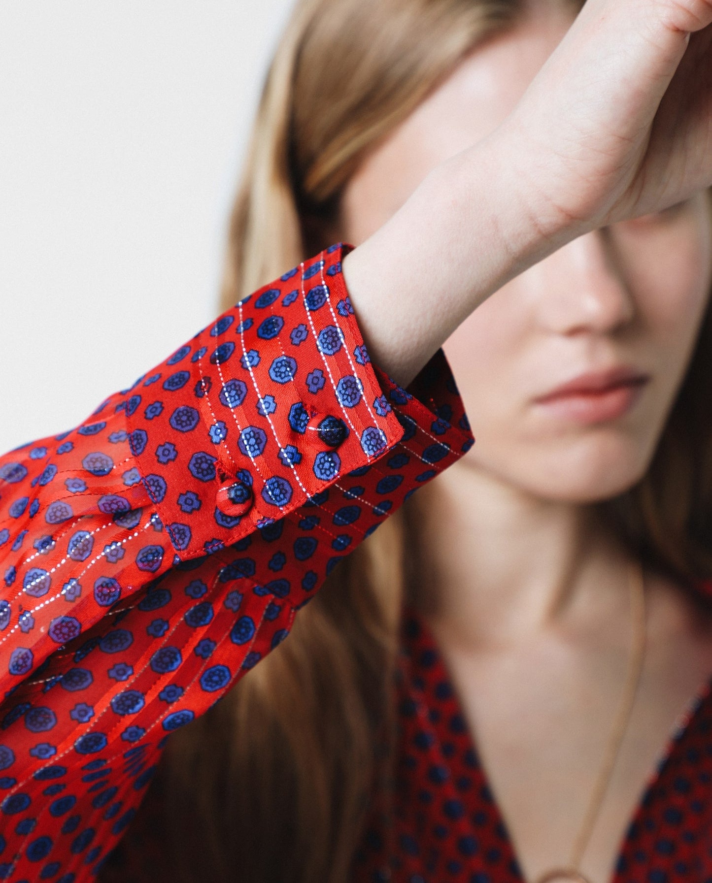 BLUSA LUNARES SEMITRANSPARENTE