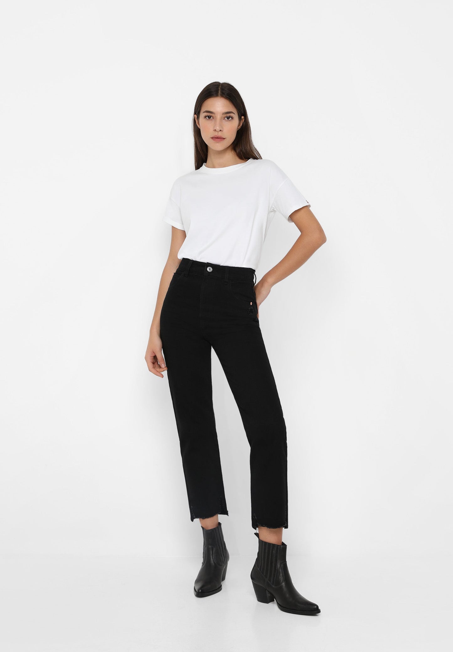 STRAIGHT JEANS WITH FRAYED EDGE