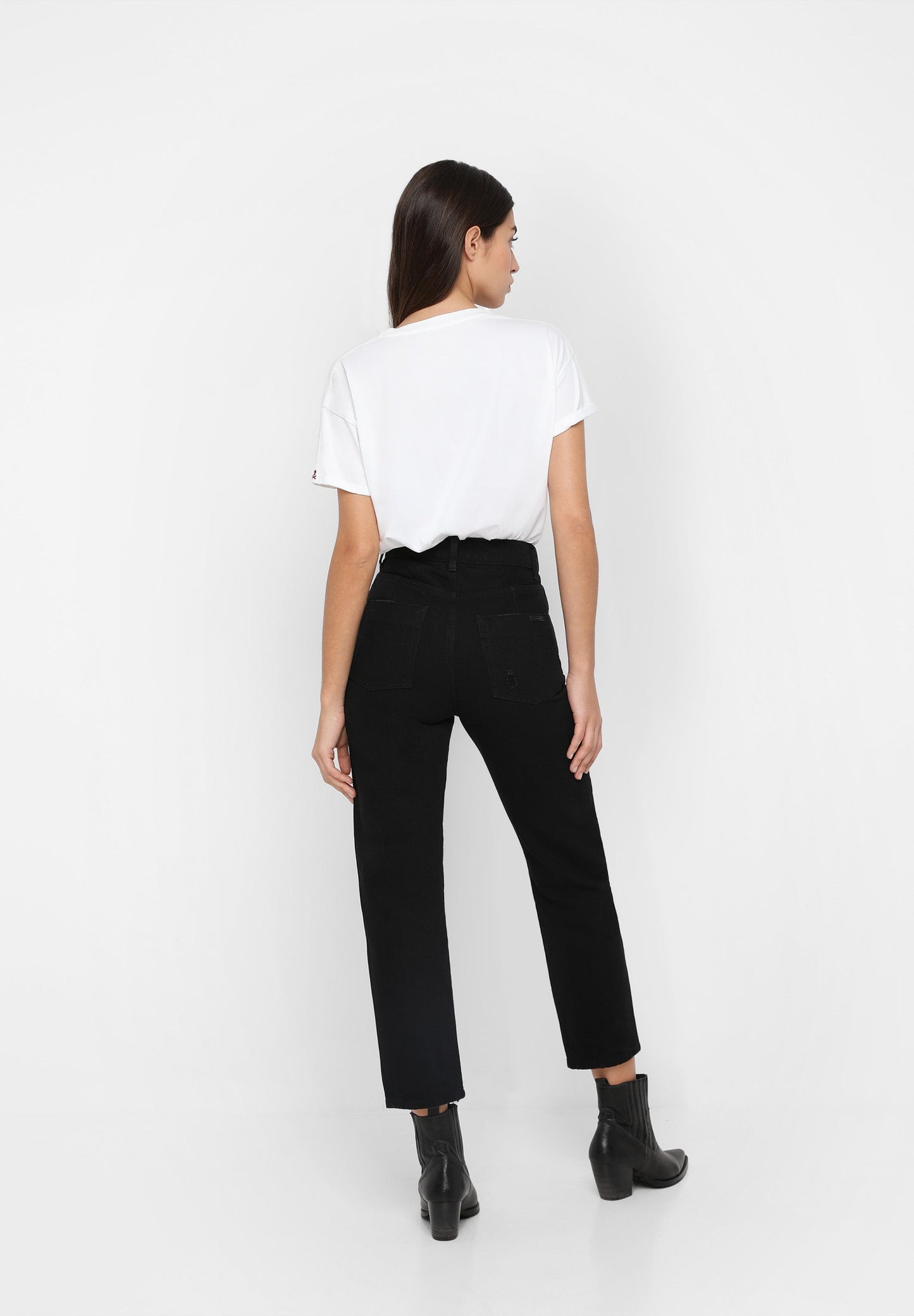 STRAIGHT JEANS WITH FRAYED EDGE