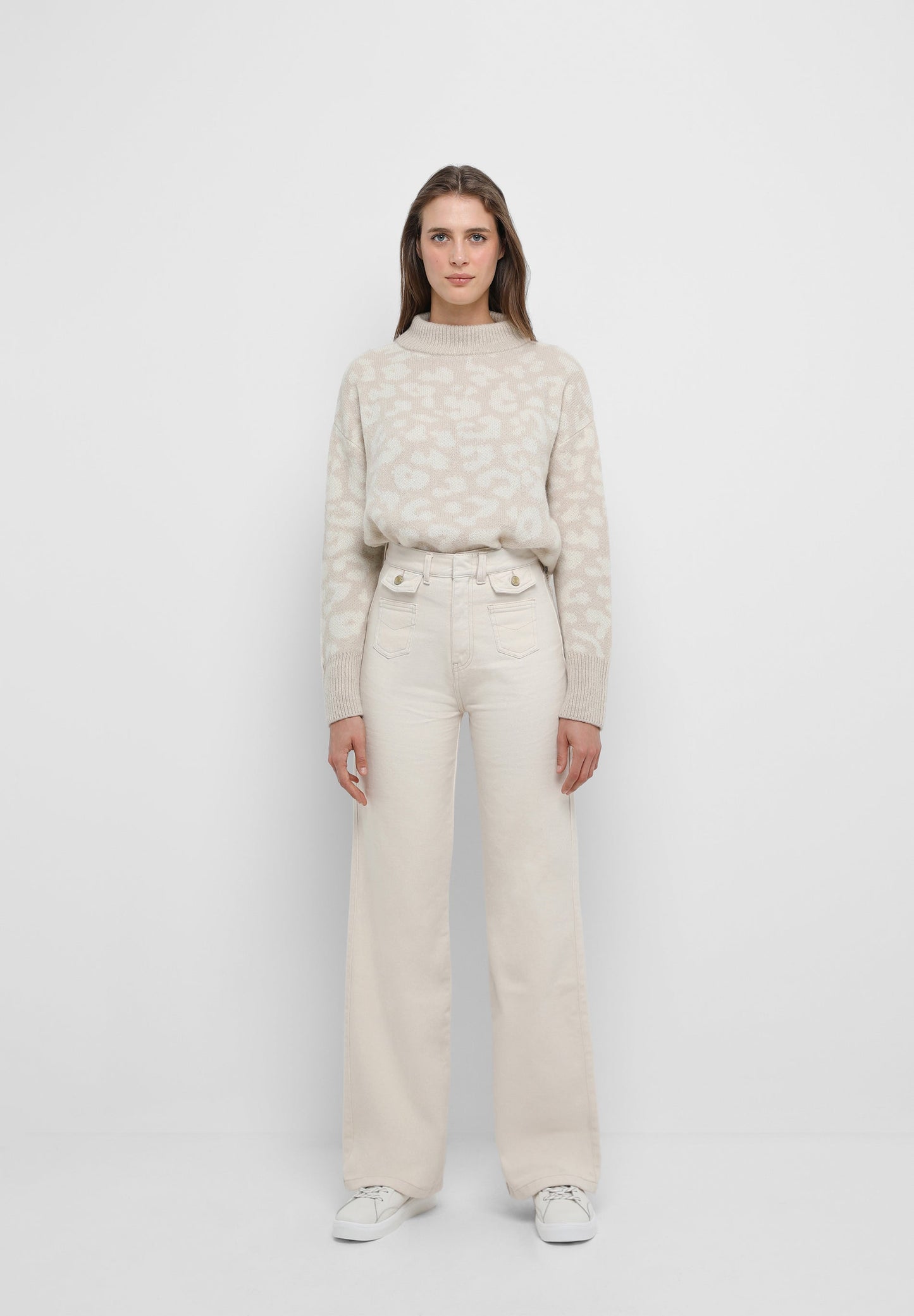 FLARE JEANS WITH BUTTON POCKETS