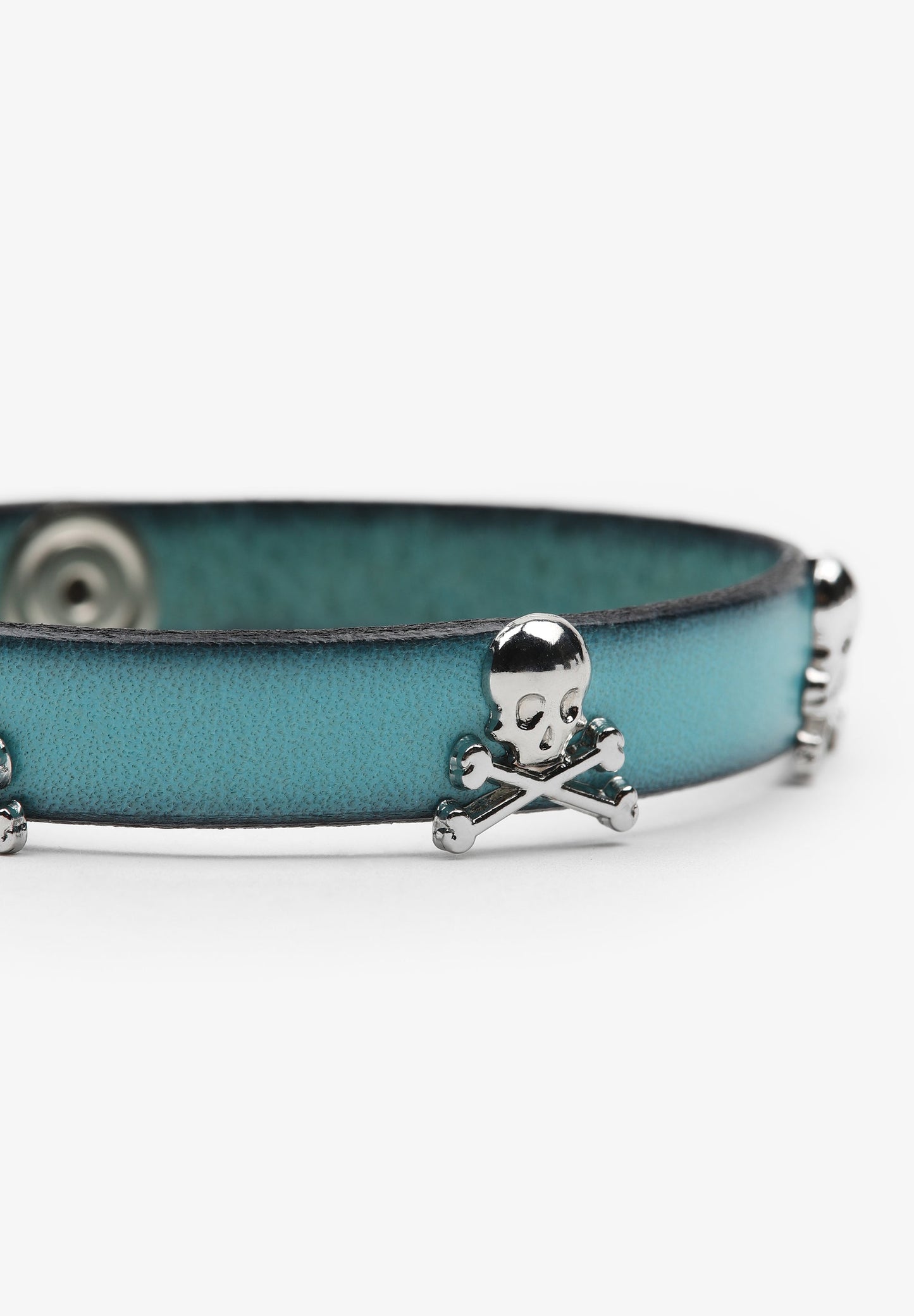 LEATHER BRACELET WITH SKULLS