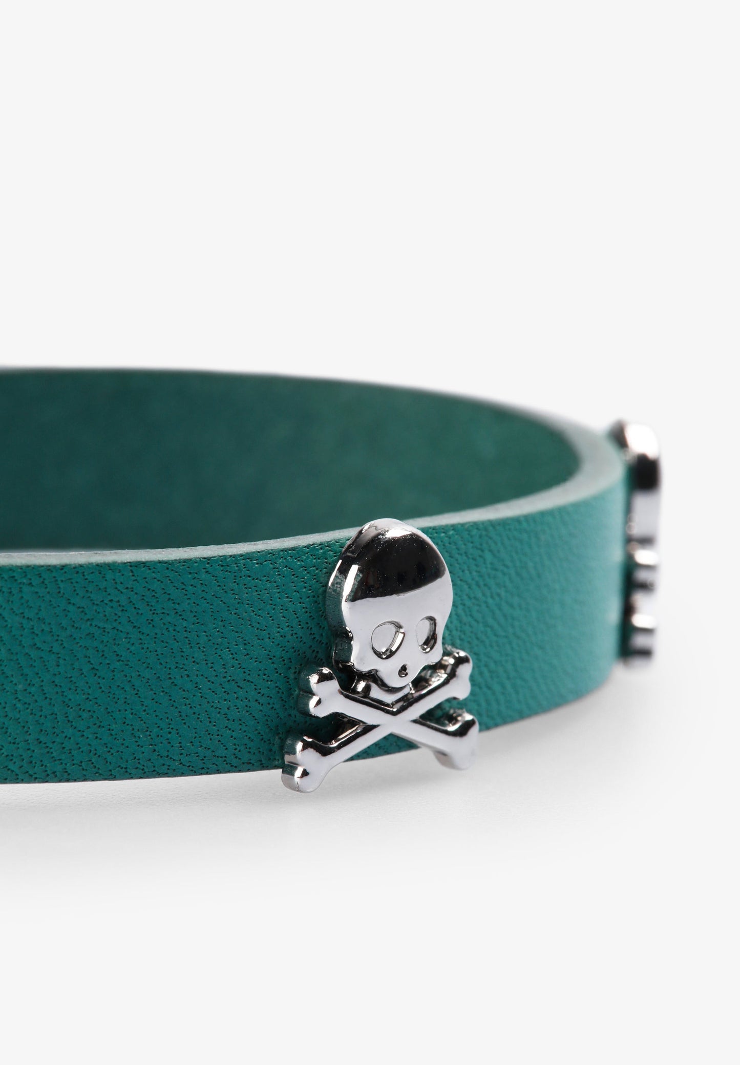 LEATHER BRACELET WITH METAL SKULLS