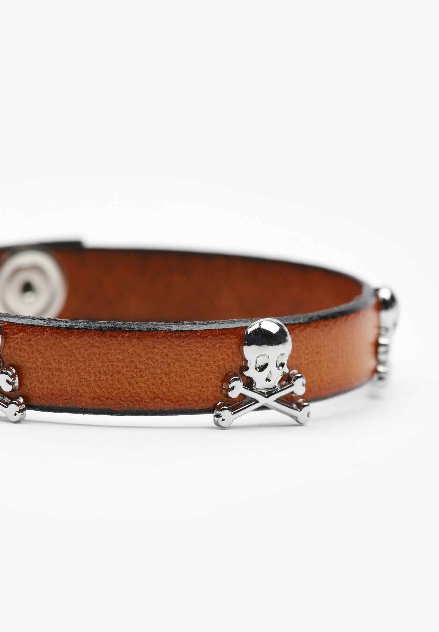 LEATHER BRACELET WITH SKULLS