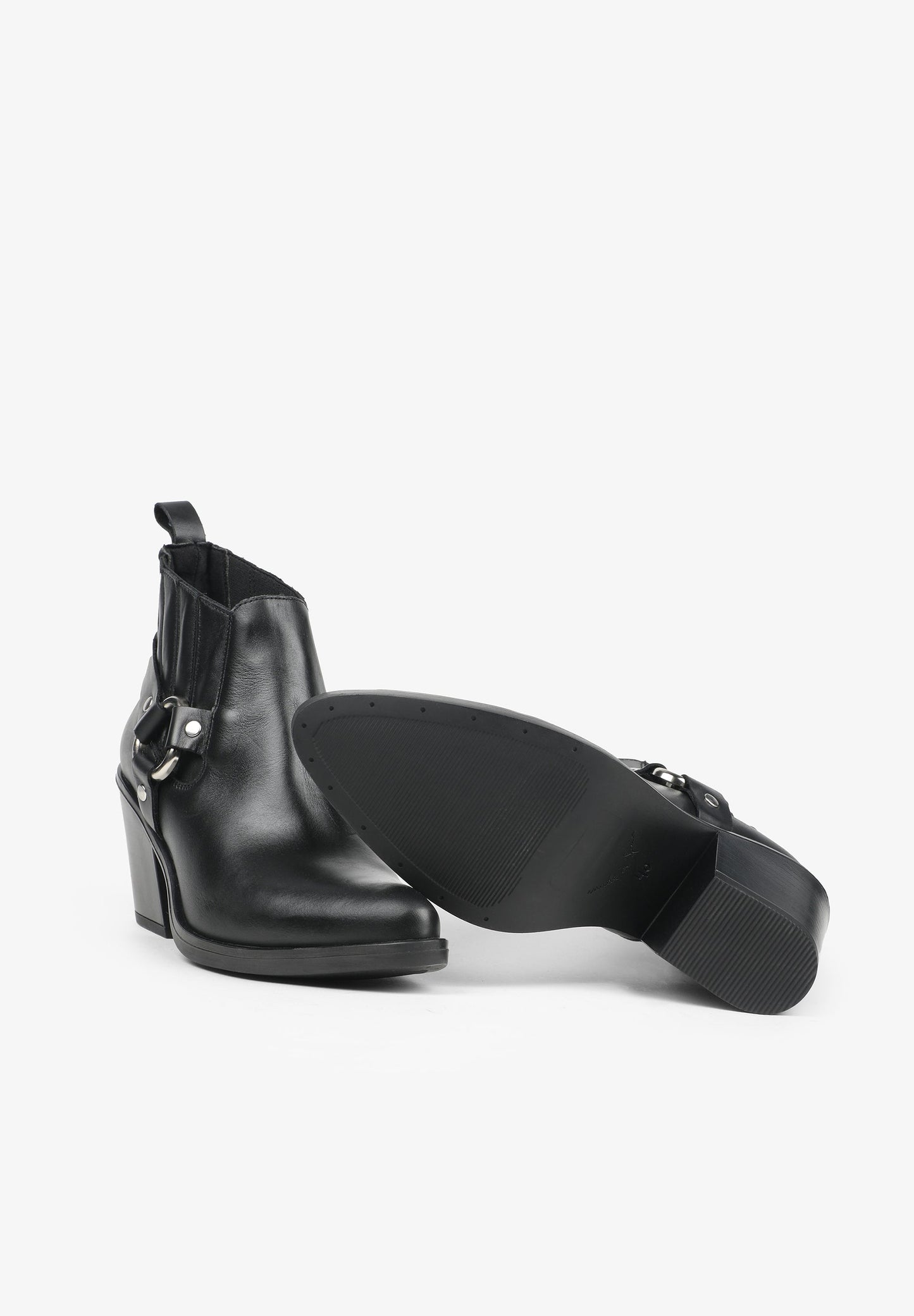 LEATHER ANKLE BOOTS WITH D-RING
