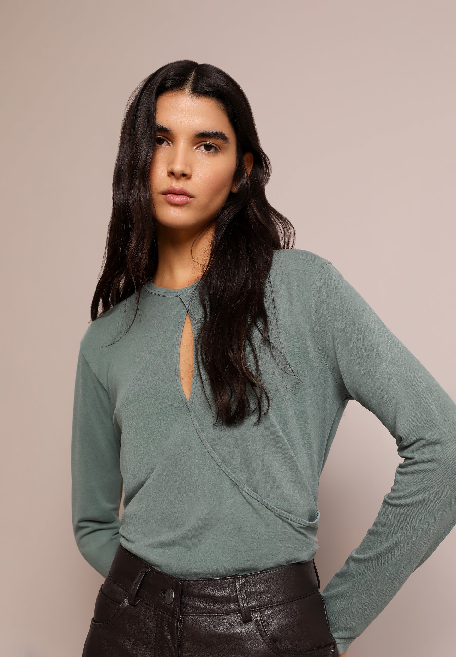 CROSSOVER CUT-OUT T-SHIRT