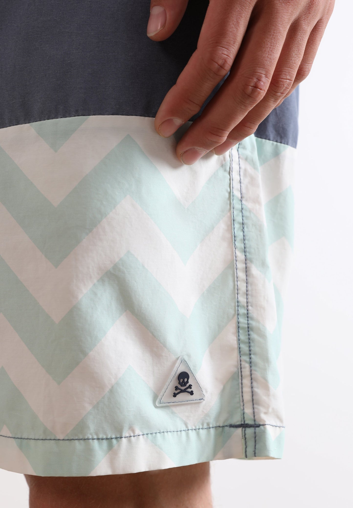 ZIGZAG PRINT SWIMMING TRUNKS