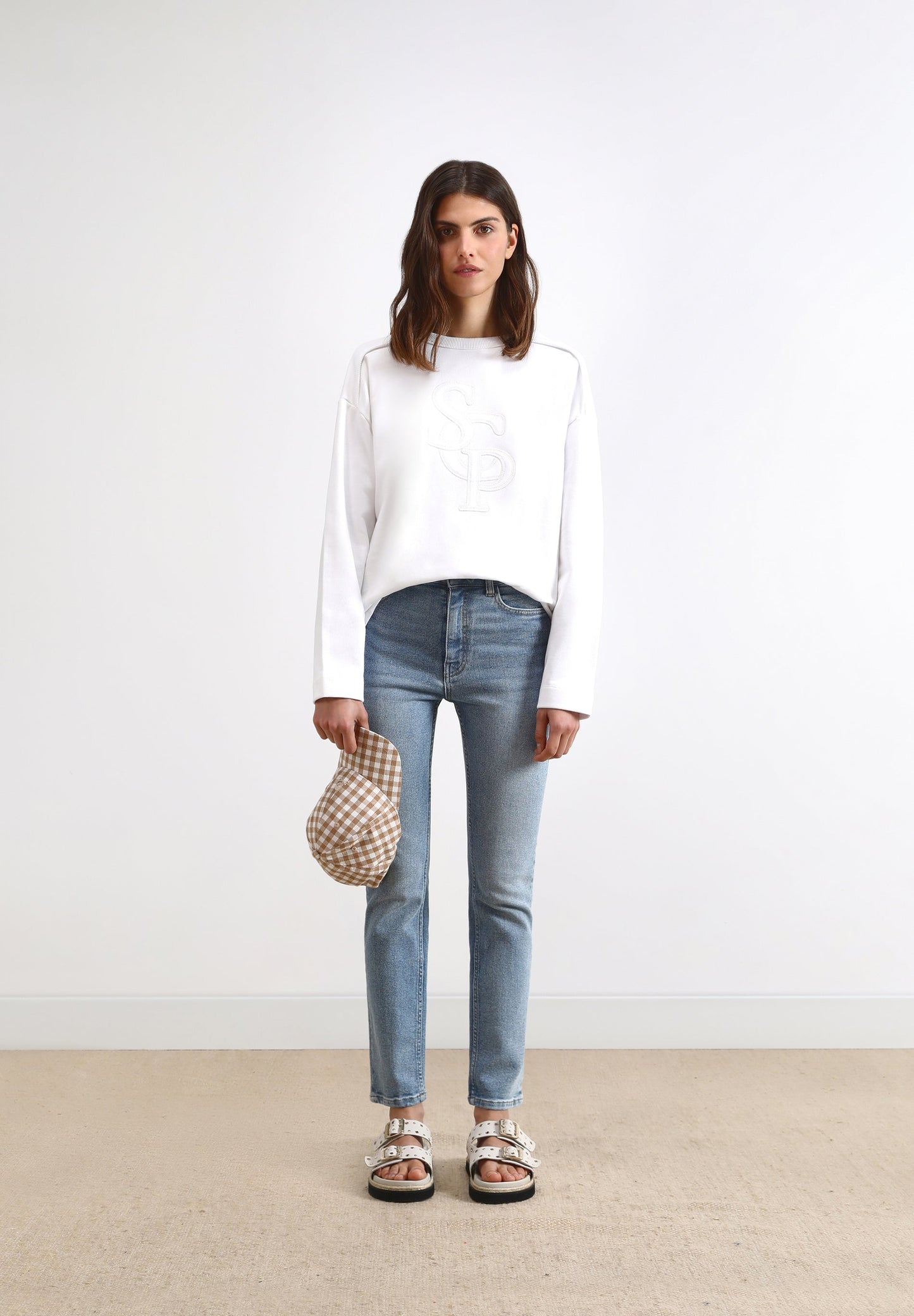 SWEATSHIRT WITH FRONT EMBROIDERED PATCH