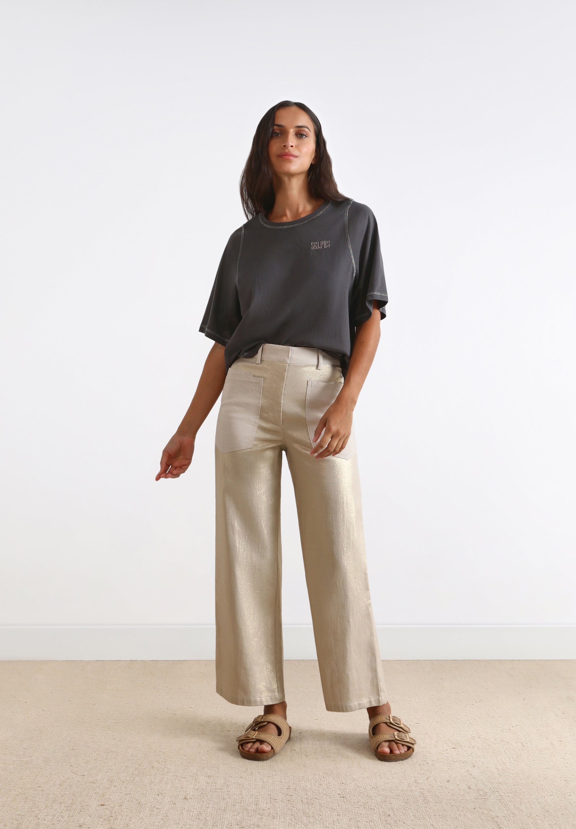 T-SHIRT WITH MARKED SEAMS