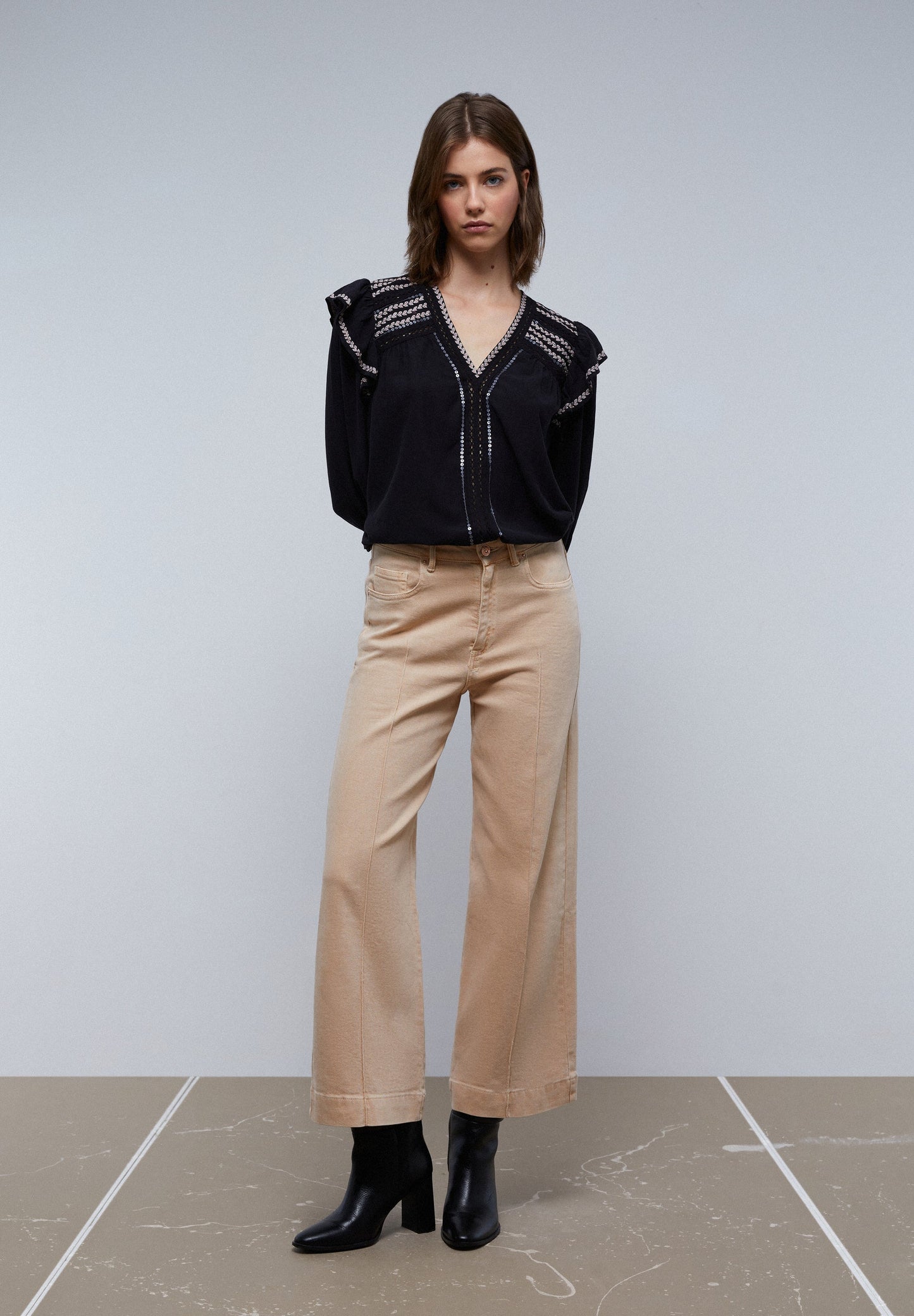 BLOUSE WITH RUFFLED SHOULDER