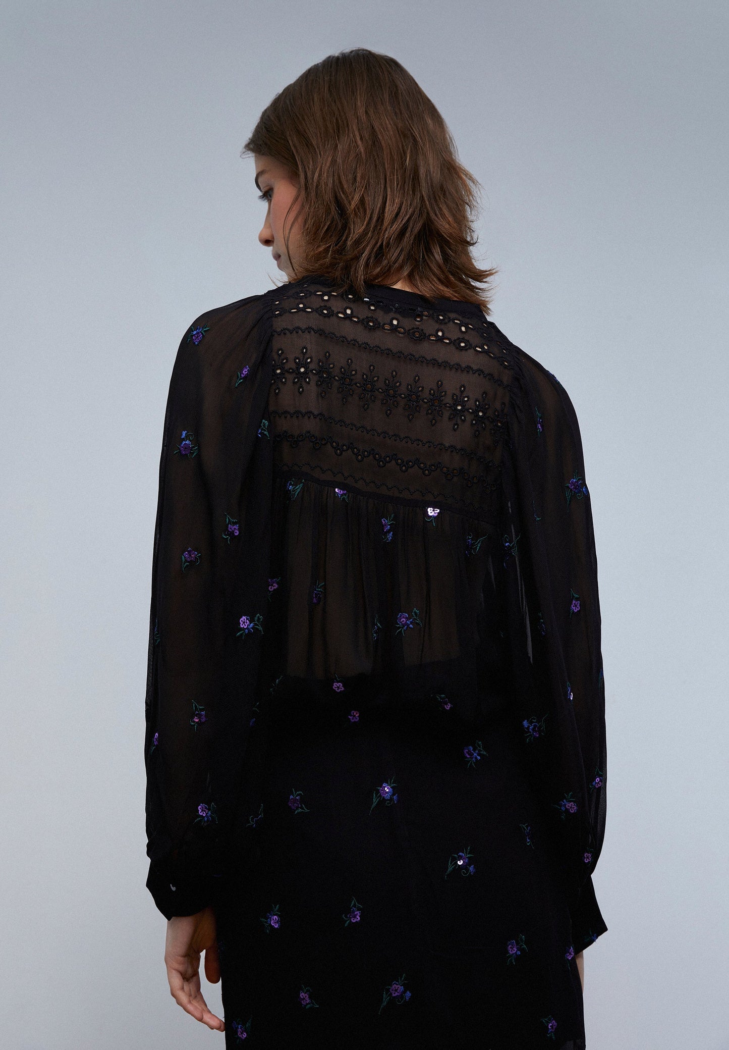 BLOUSE WITH FLORAL DETAIL