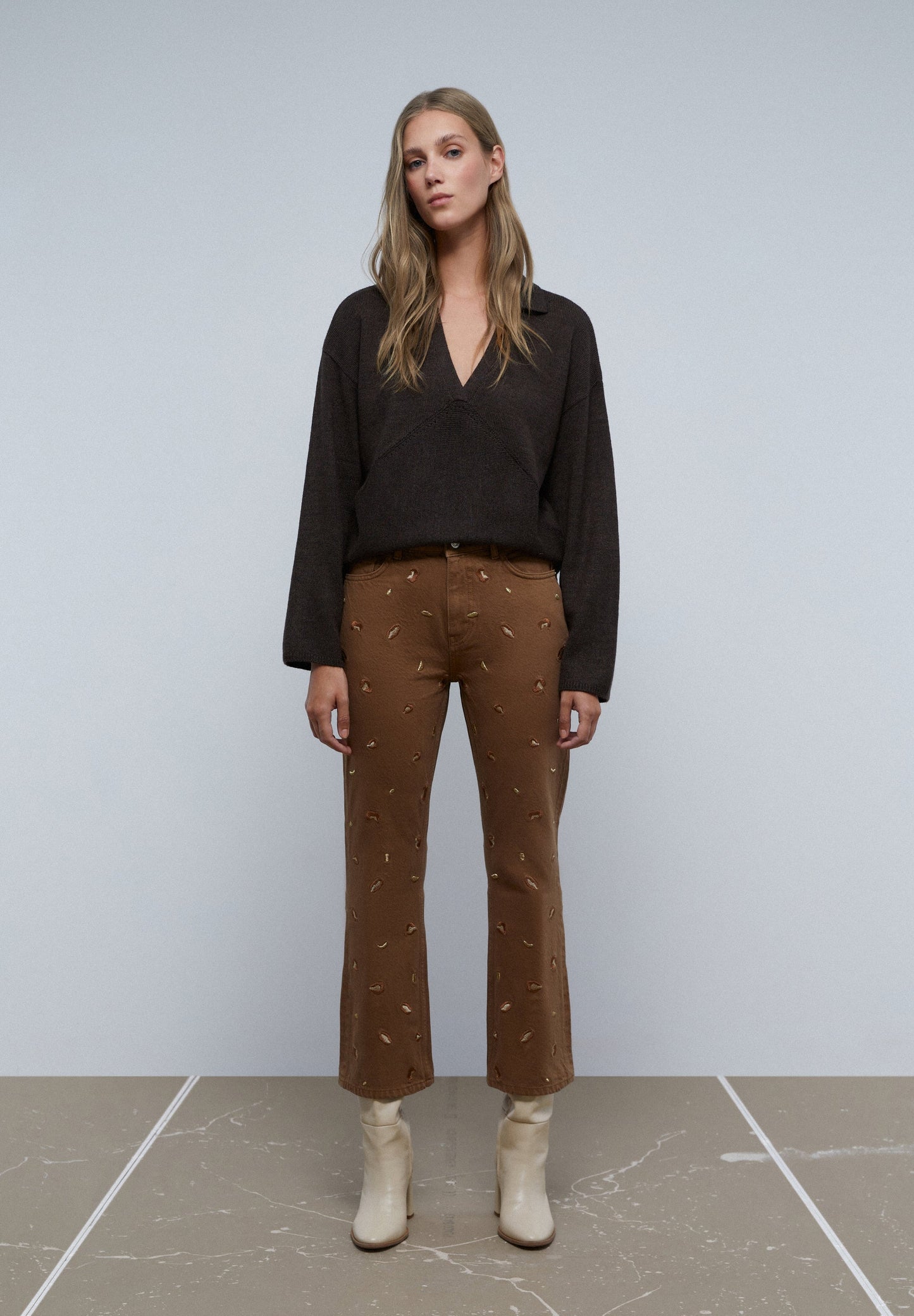 FLARED JEANS WITH EMBROIDERED DETAILS