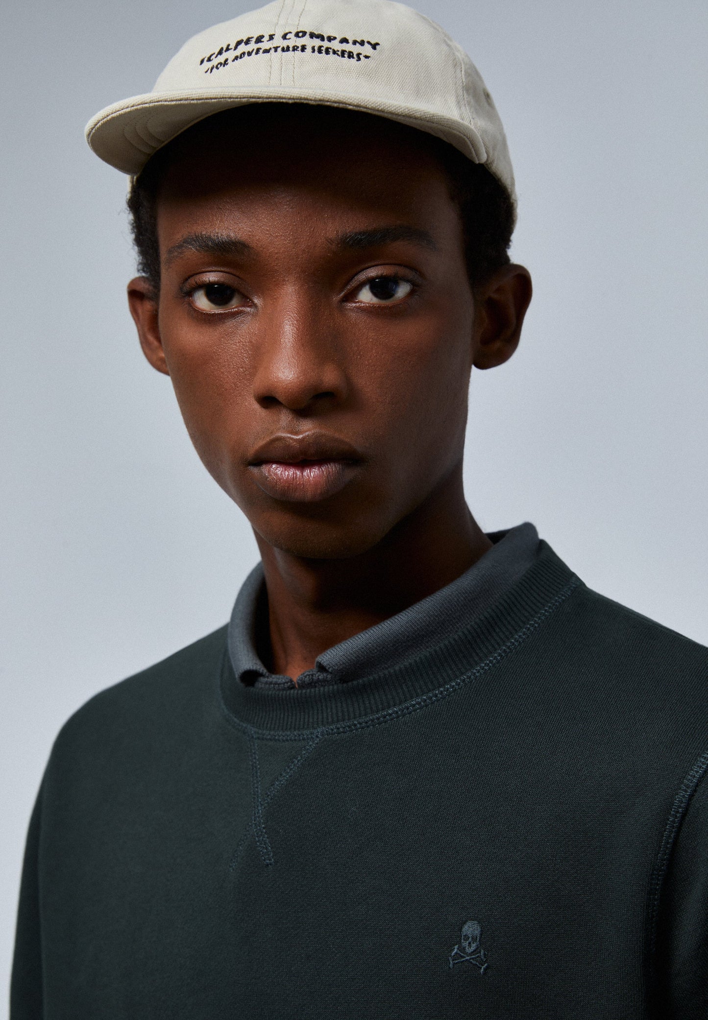 CANVAS CAP WITH EMBROIDERED LOGO