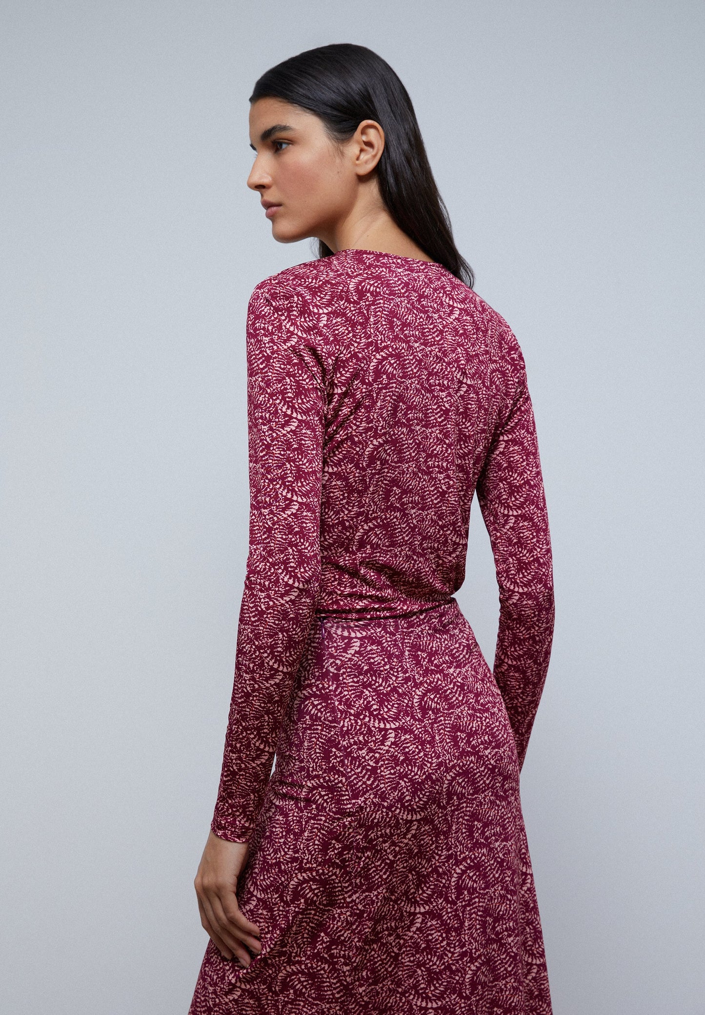 TOP WITH NECKLINE DETAIL