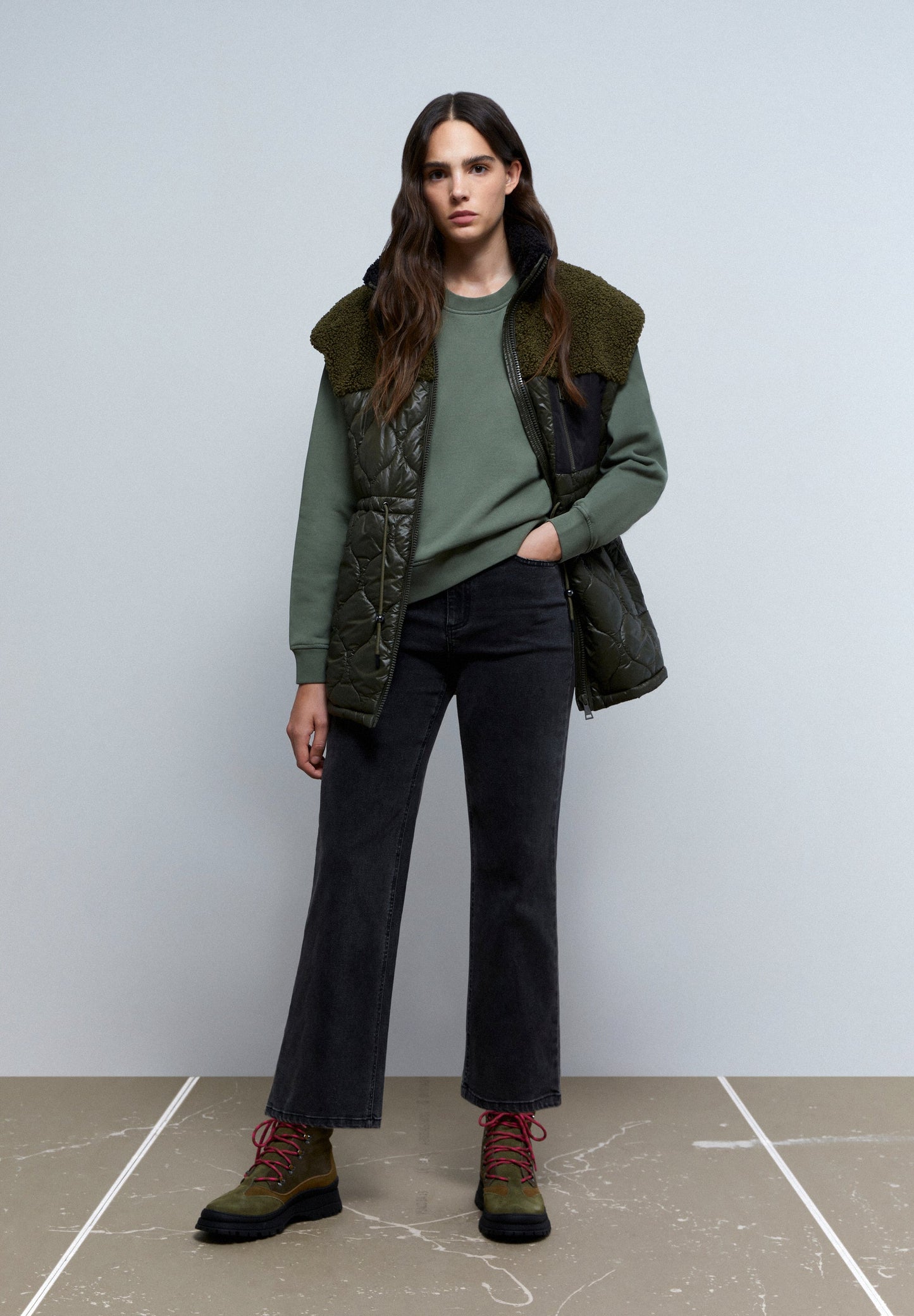 LEATHER HIKING BOOTS