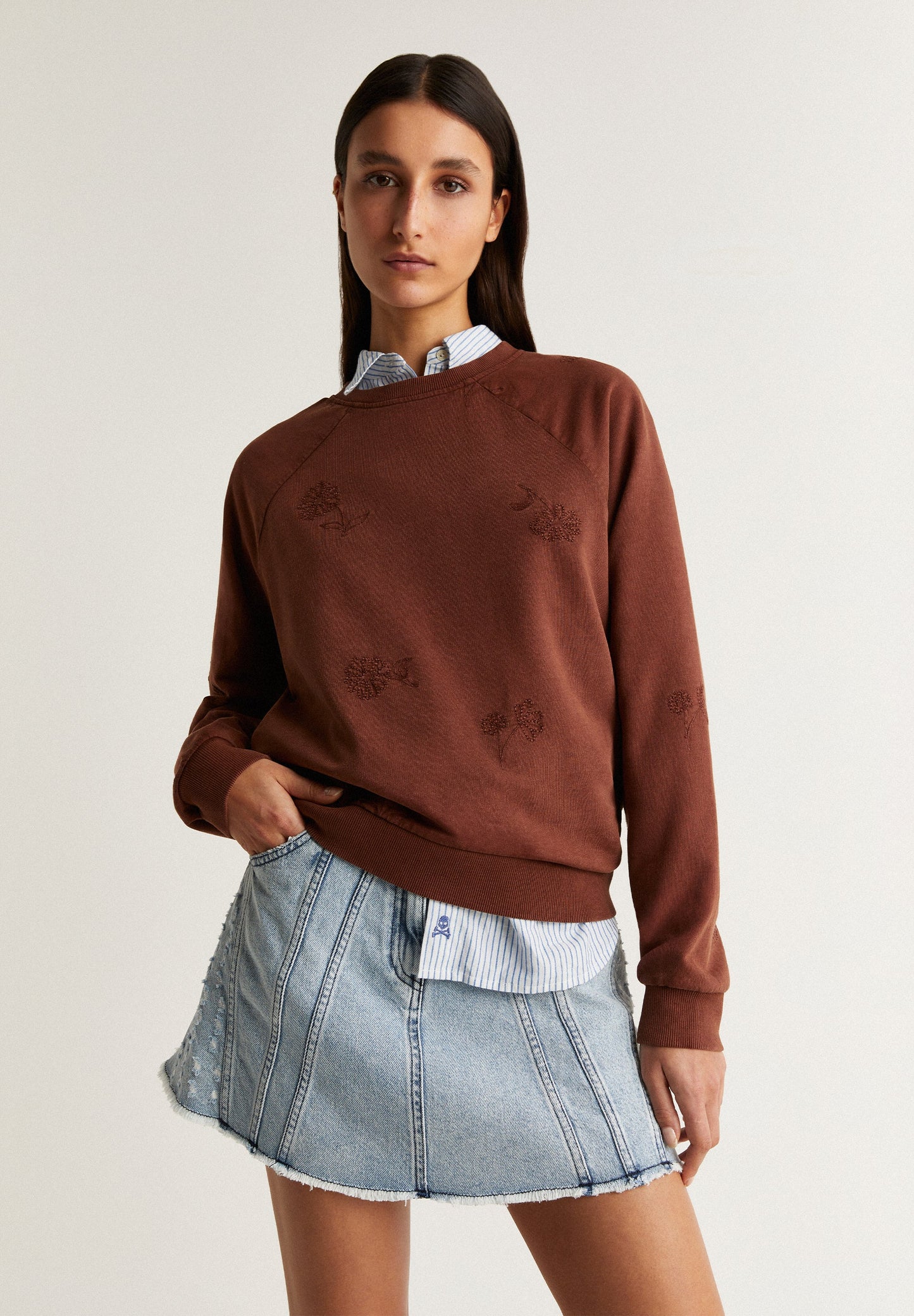 SWEATSHIRT WITH FLORAL STITCHING DETAIL