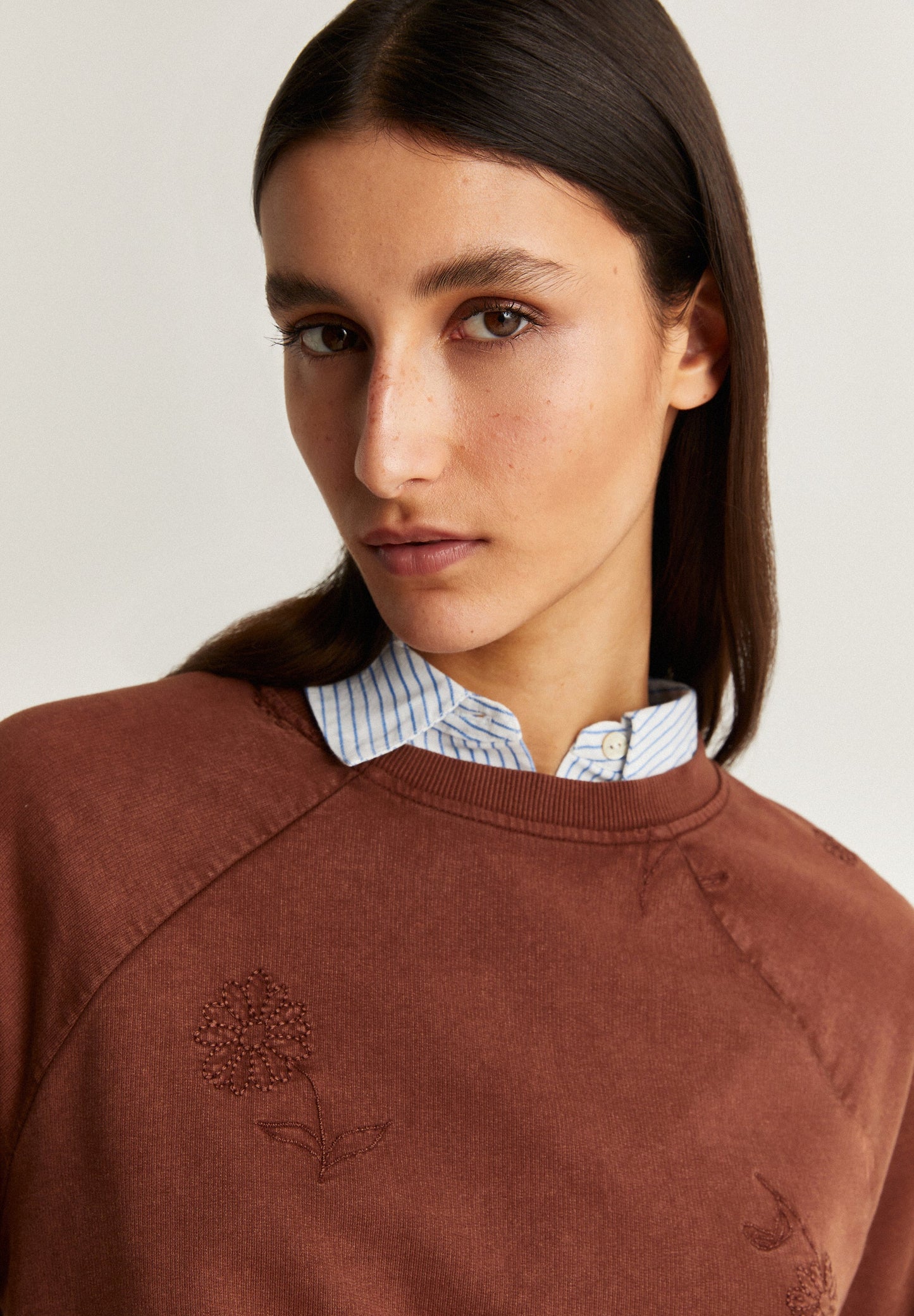 SWEATSHIRT WITH FLORAL STITCHING DETAIL