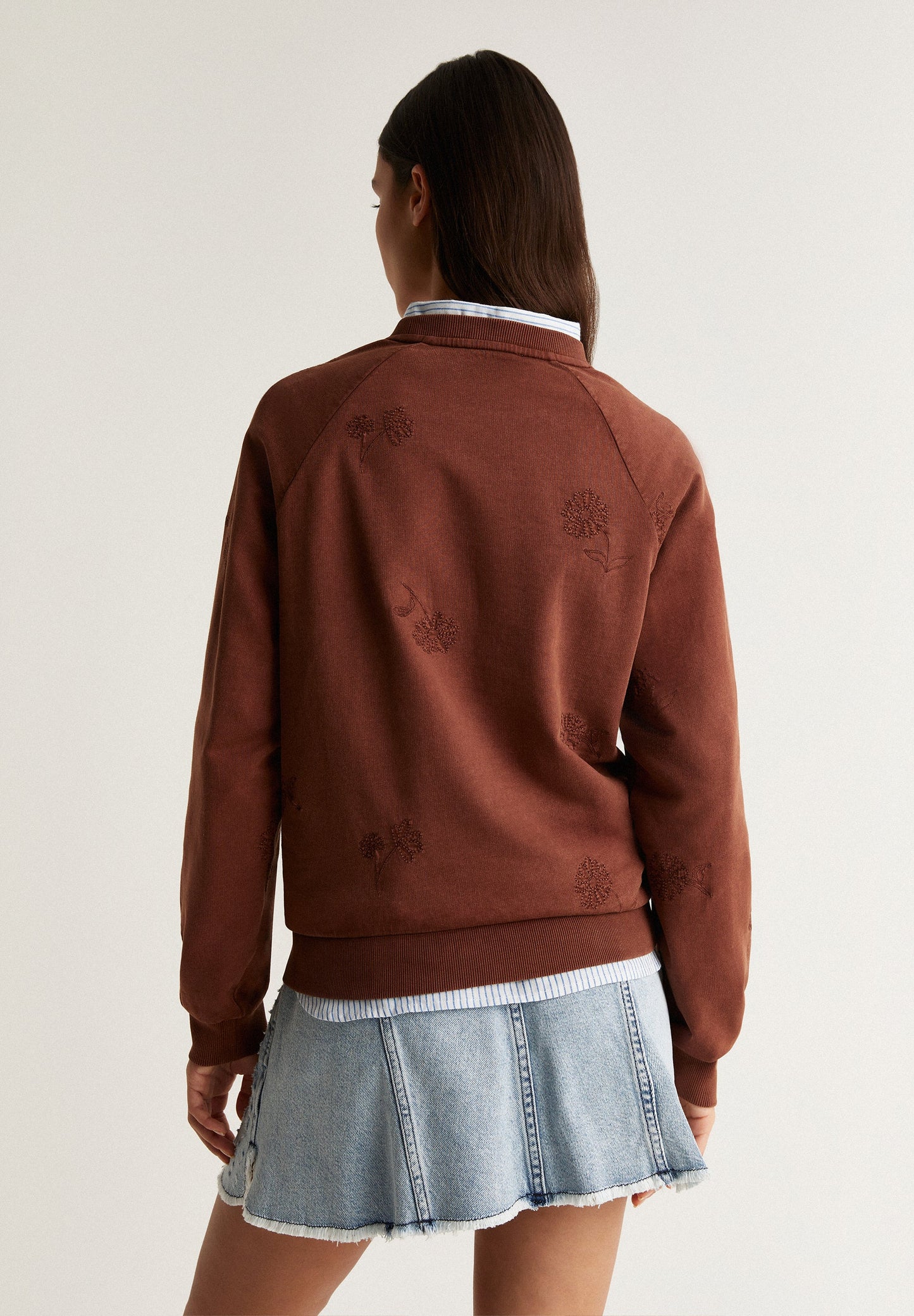 SWEATSHIRT WITH FLORAL STITCHING DETAIL