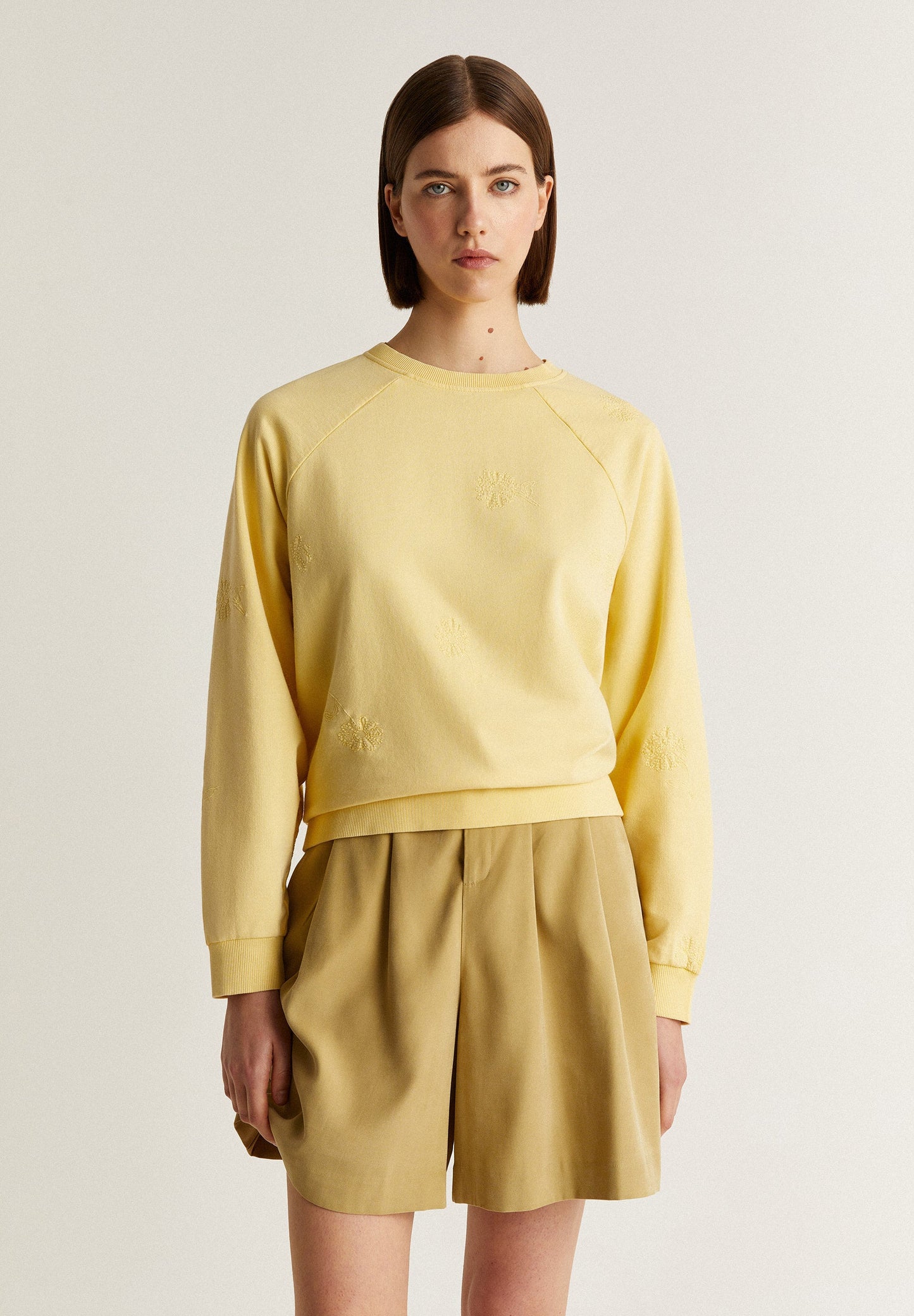 SWEATSHIRT WITH FLORAL STITCHING DETAIL
