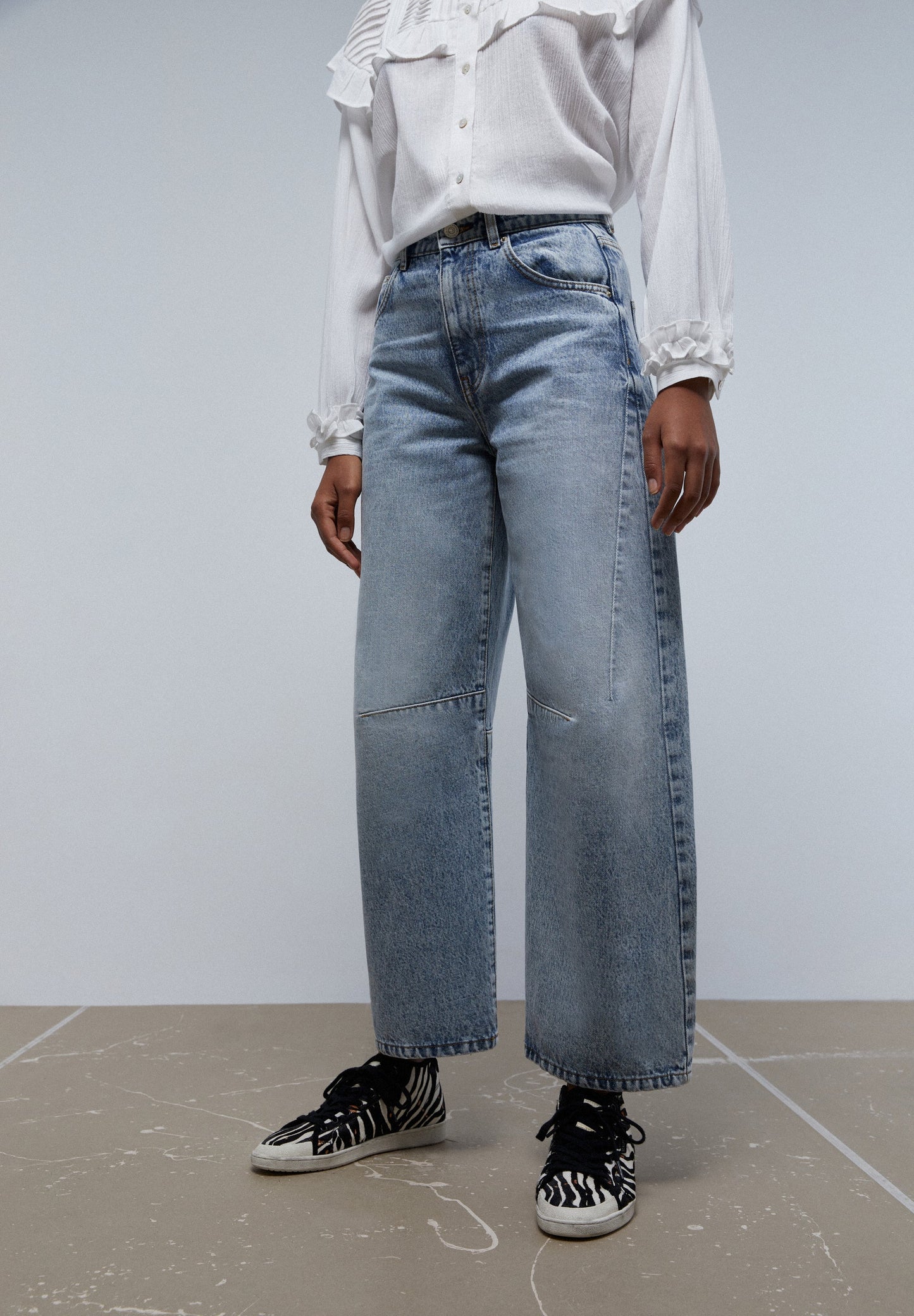 WIDE LEG JEANS WITH BUCKLE DETAIL