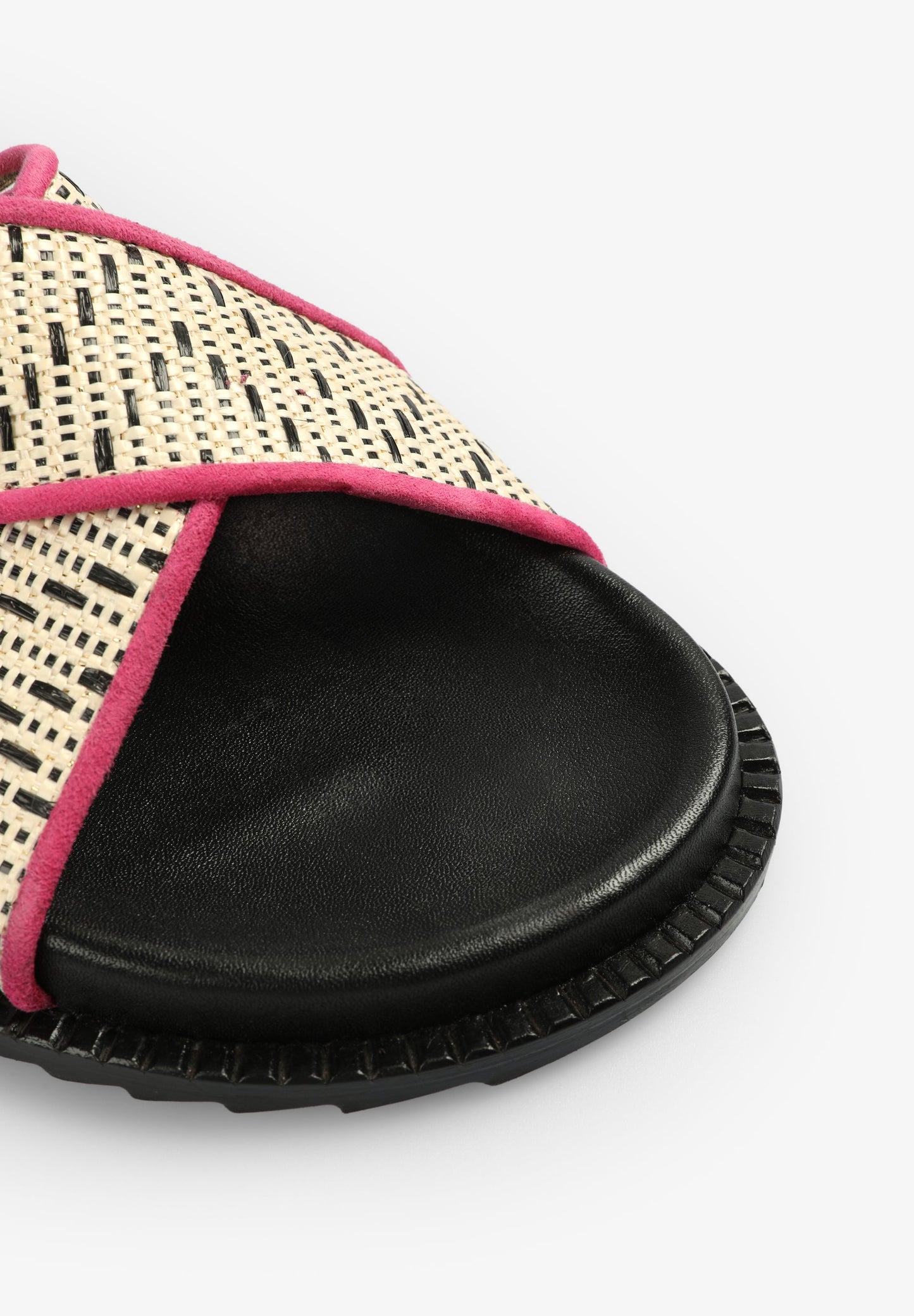 FLAT CRISS-CROSS SANDALS