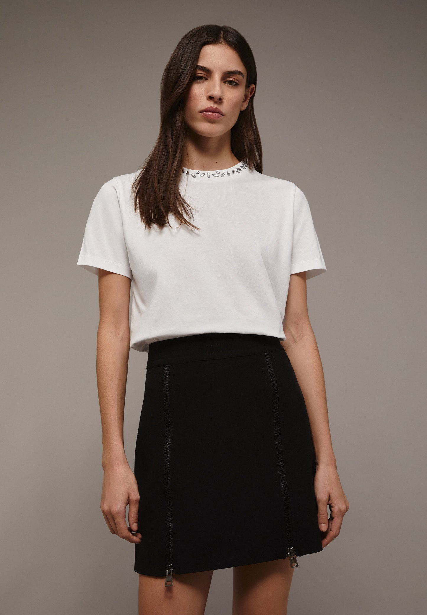 T-SHIRT WITH GLASS ON THE COLLAR