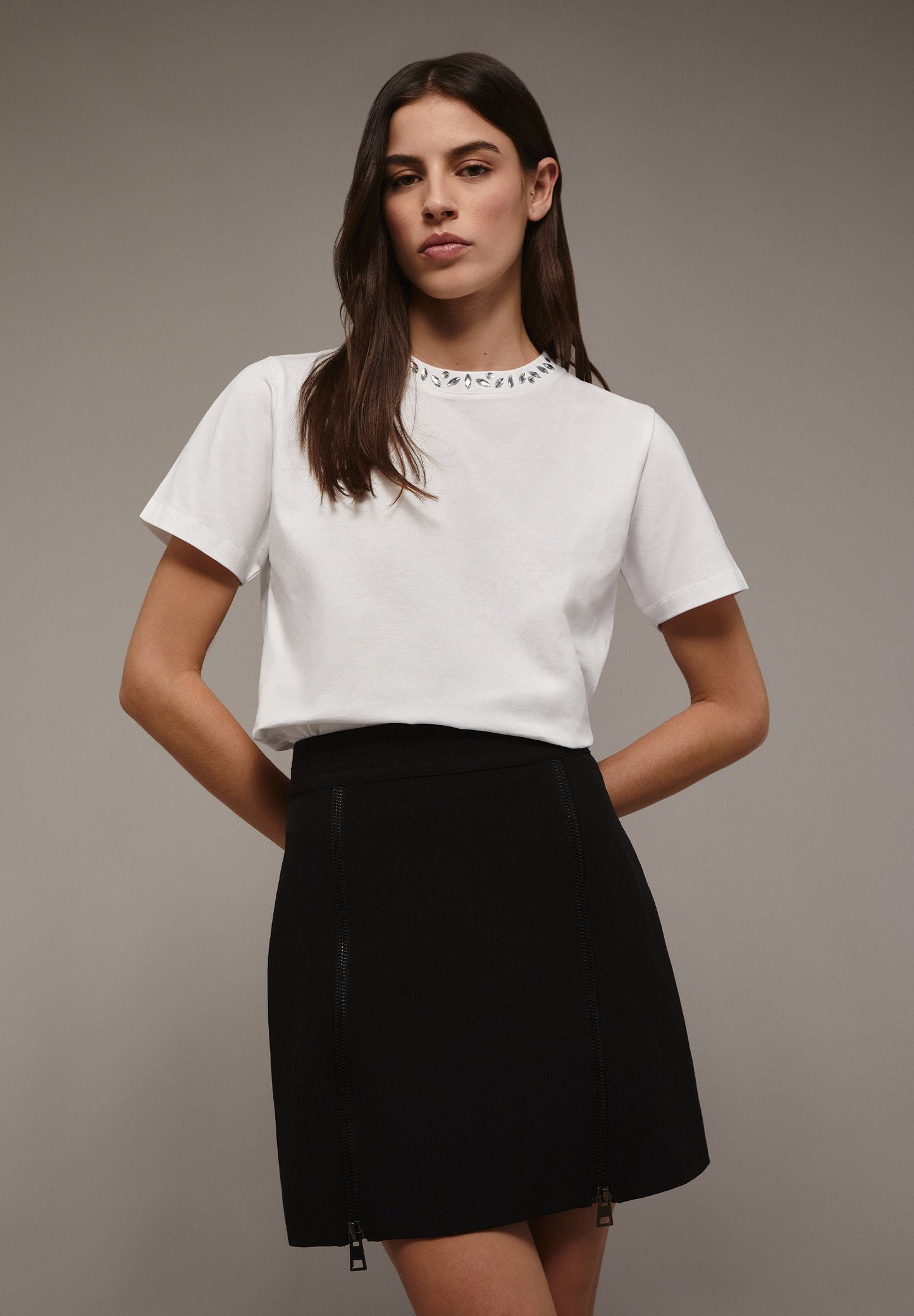 T-SHIRT WITH GLASS ON THE COLLAR