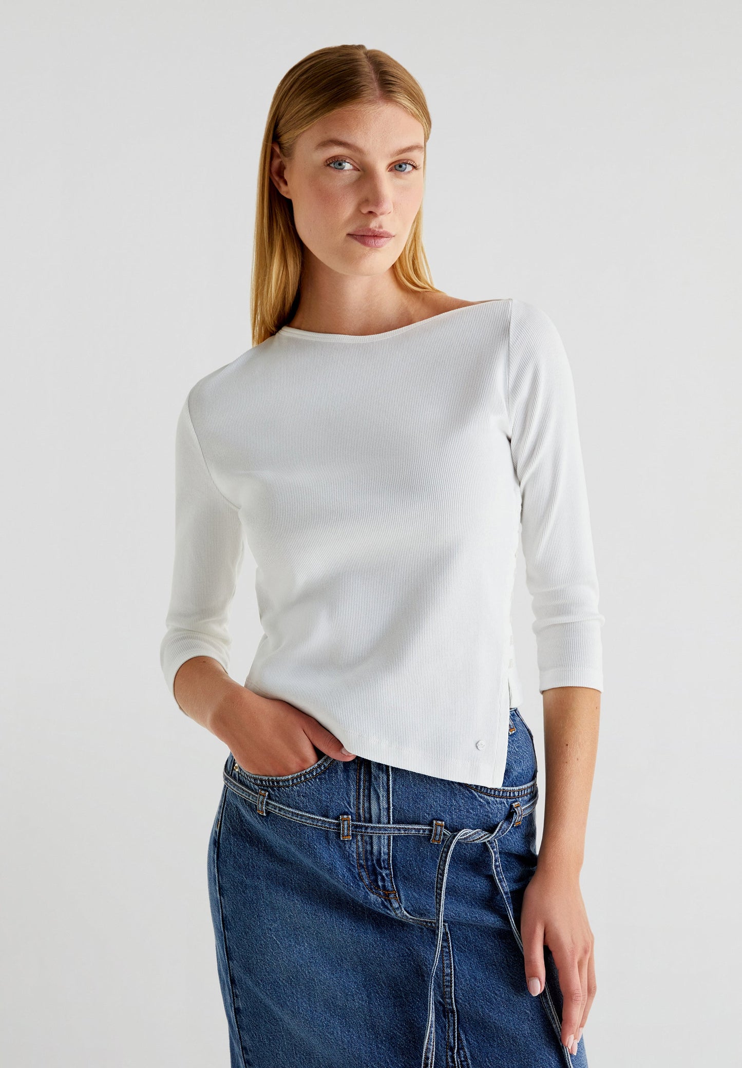 T-SHIRT WITH THREE QUARTER LENGTH SLEEVES AND BUTTONS