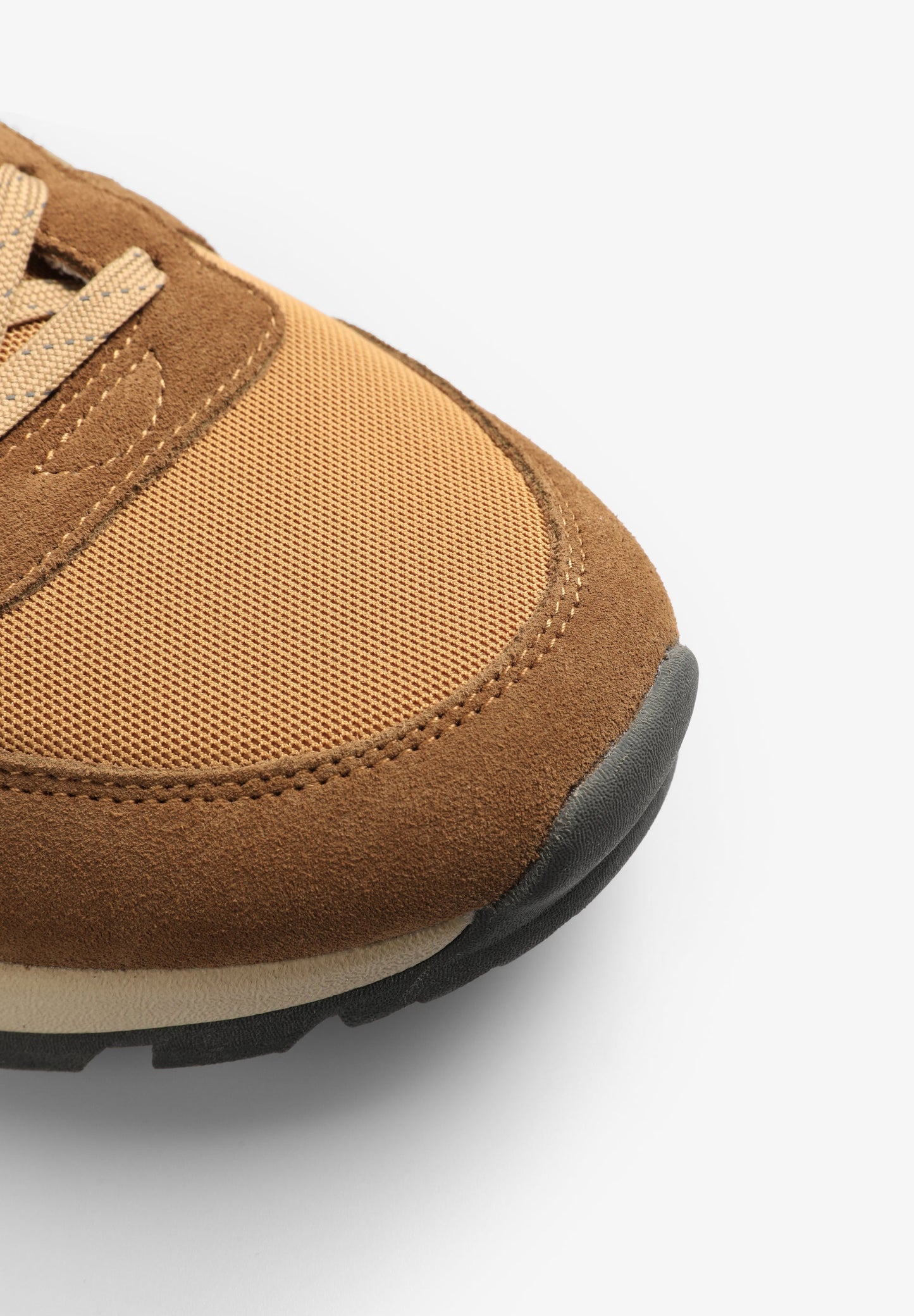 SNEAKERS WITH REFLECTIVE DETAILS