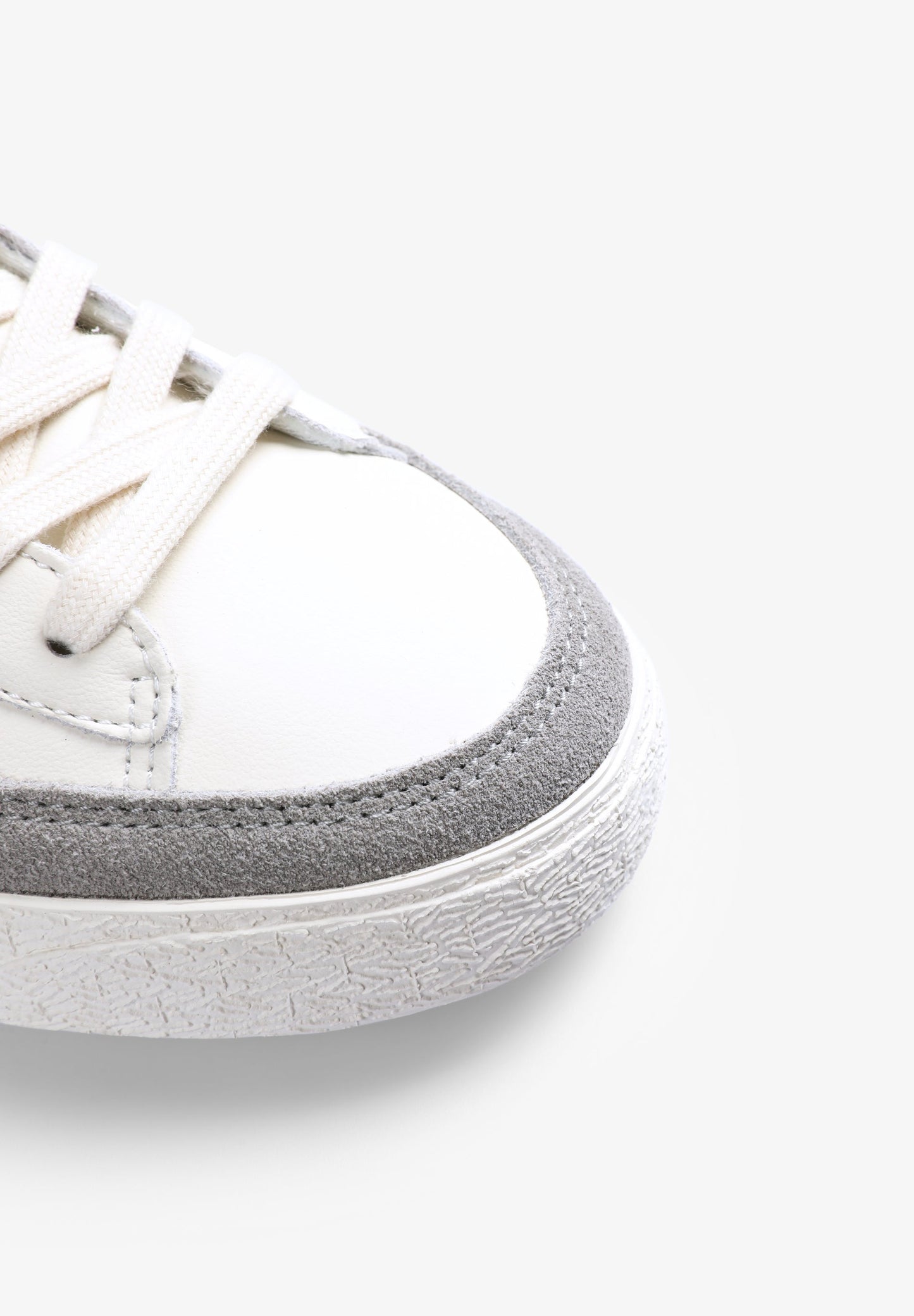 LOW TOP SNEAKERS WITH SIDE SKULL