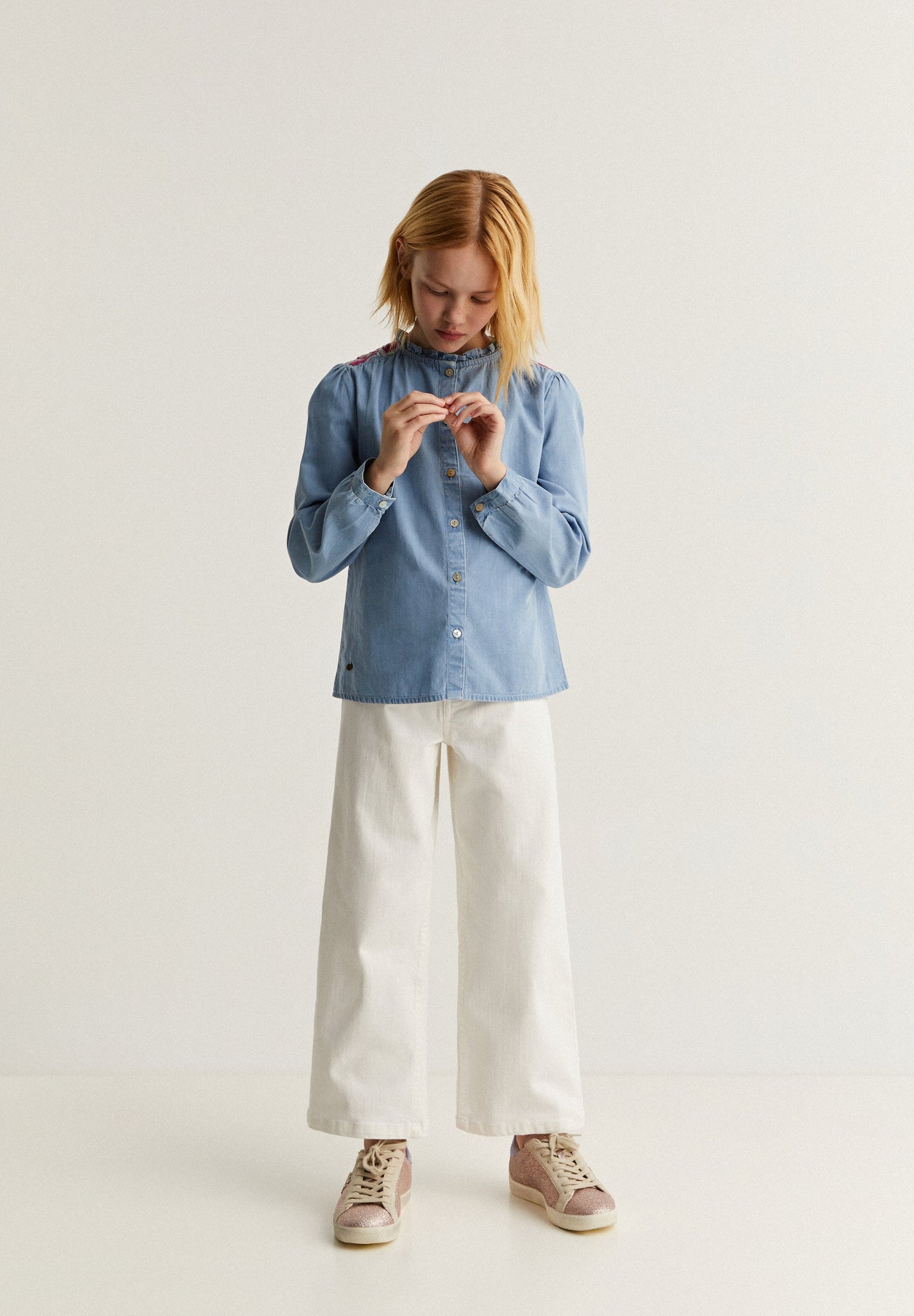 CONTRASNT EMBROIDERY DENIM BLOUSE