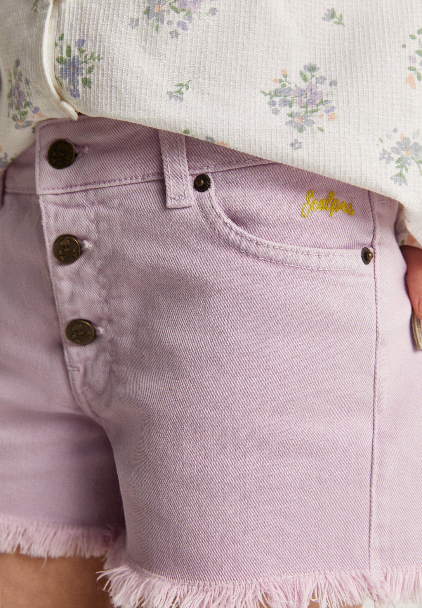 SHORTS WTIH FRAYED HEM