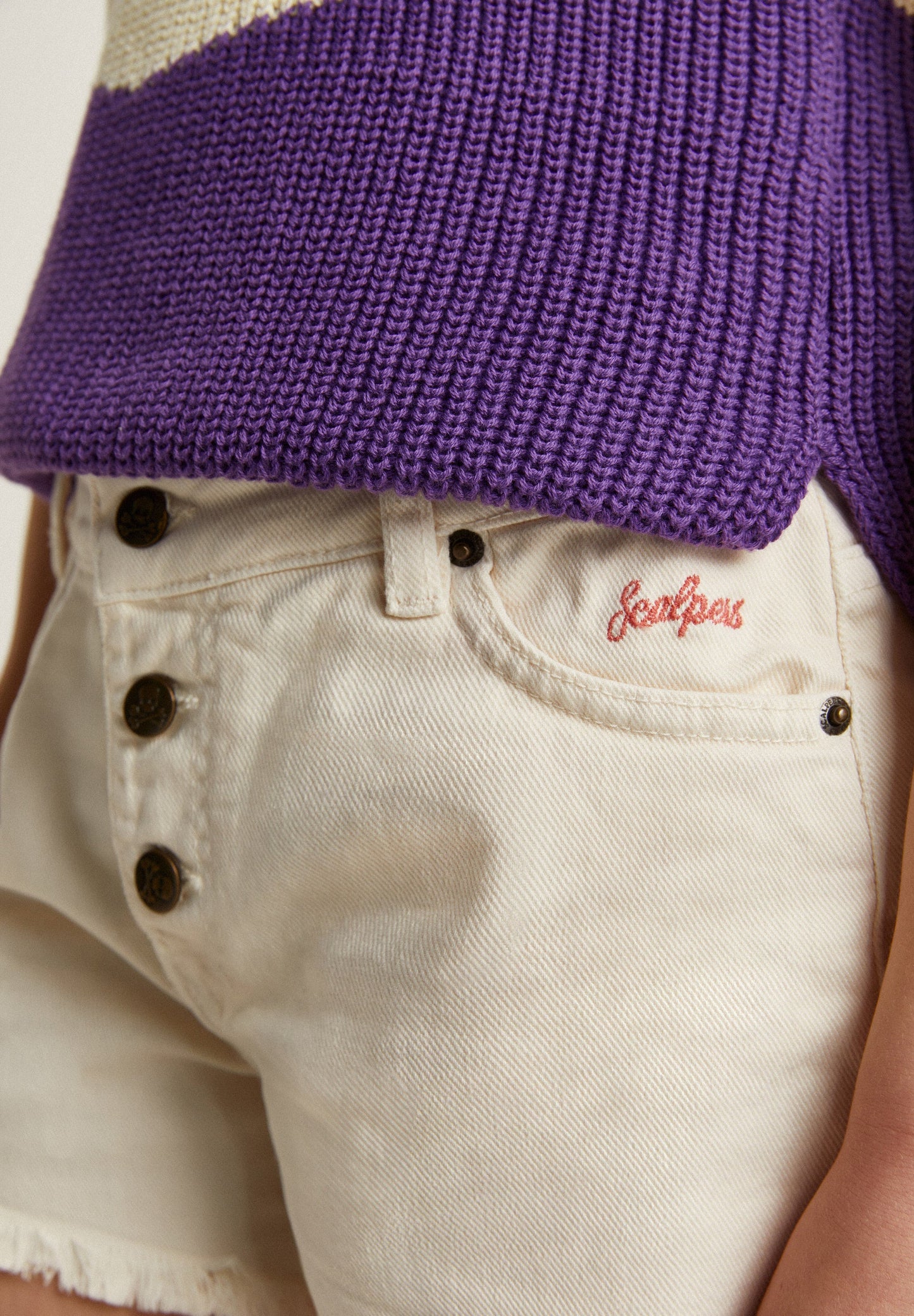 SHORTS WTIH FRAYED HEM