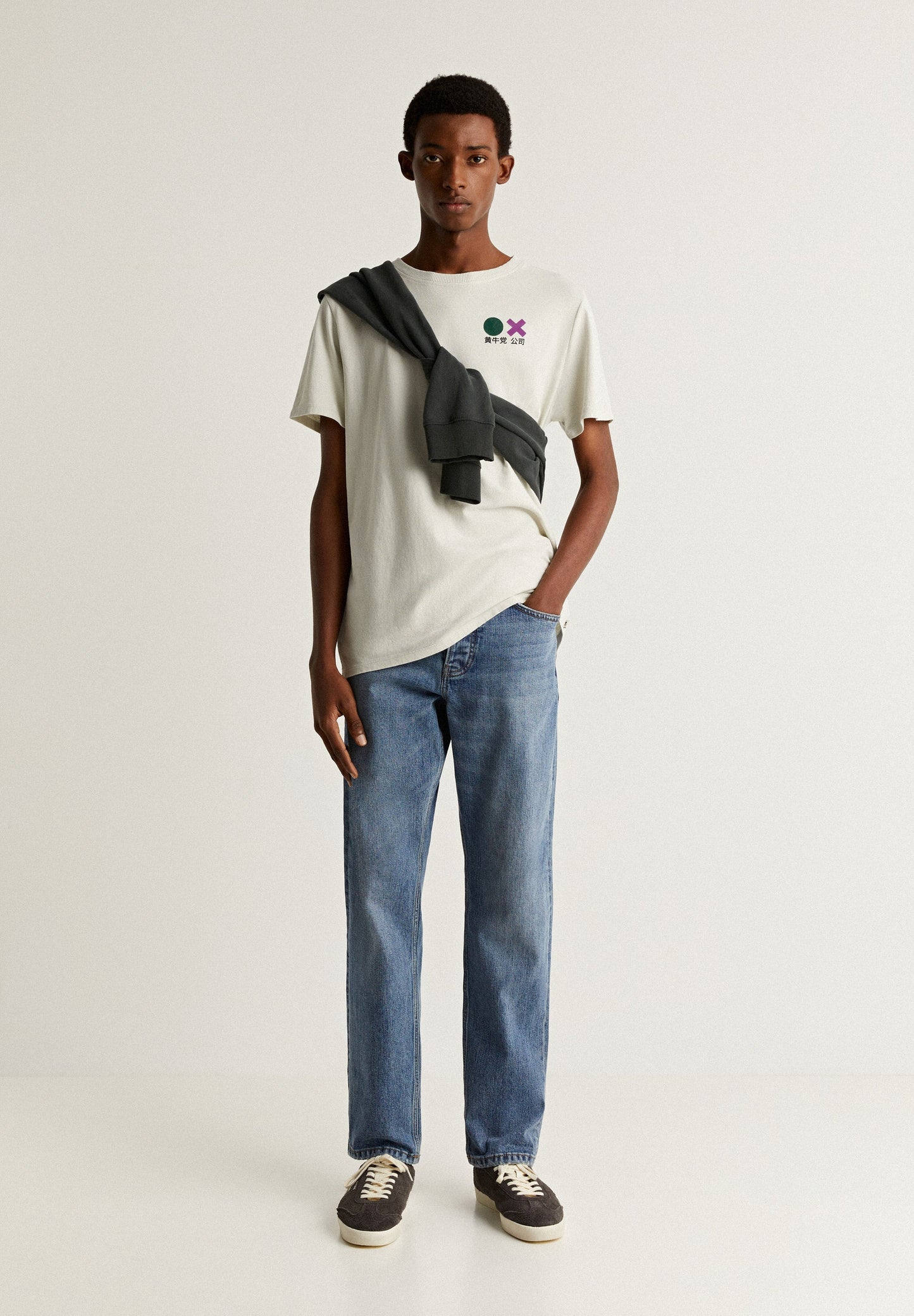 T-SHIRT WITH FLOCKED DETAILS