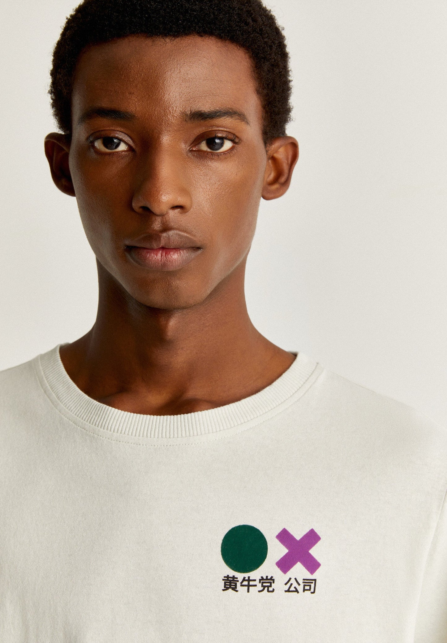 T-SHIRT WITH FLOCKED DETAILS