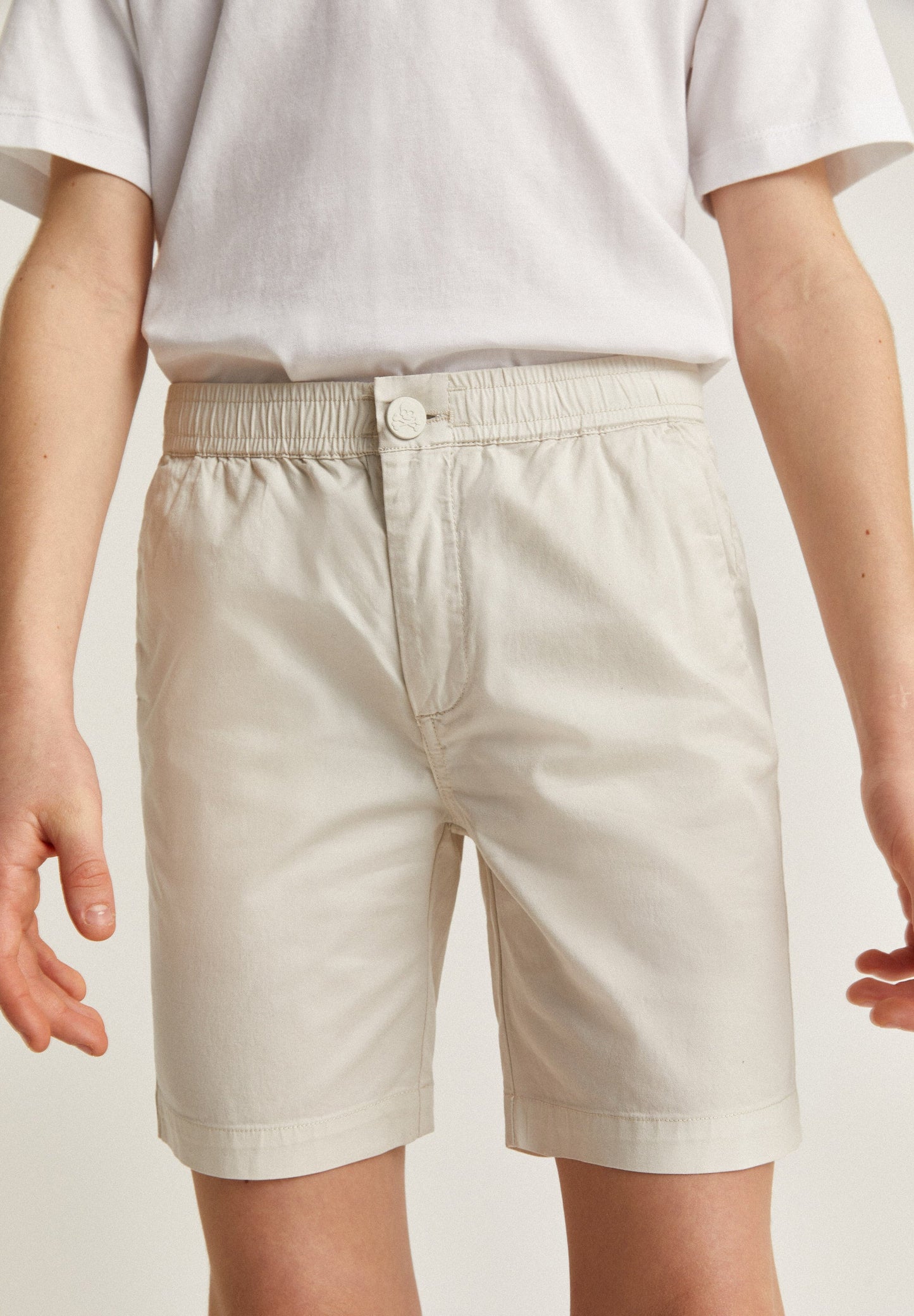 PLAIN BERUMDA SHORTS WITH BUTTON