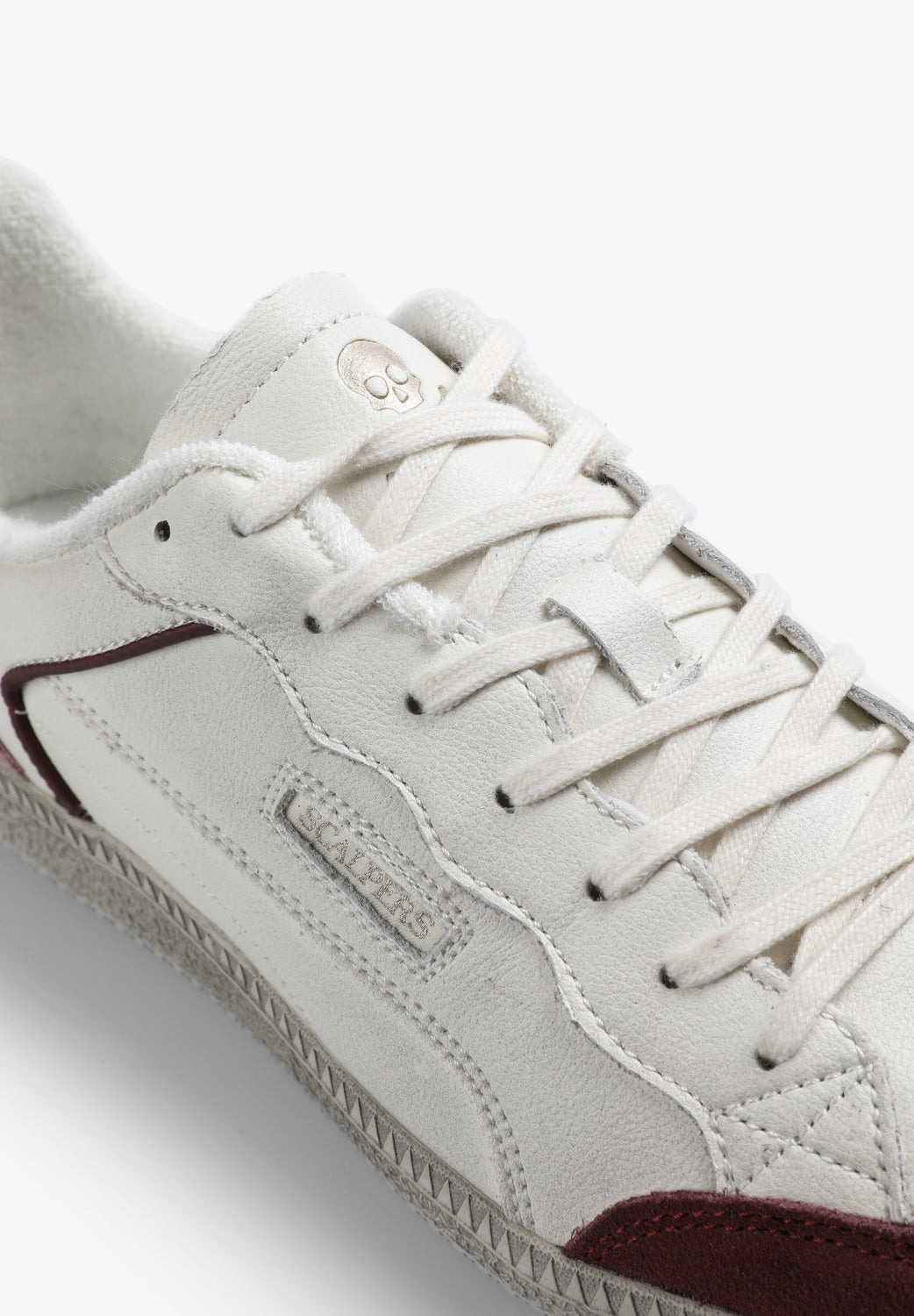 SNEAKERS GRABADO LOGO DETALLES - Scalpers