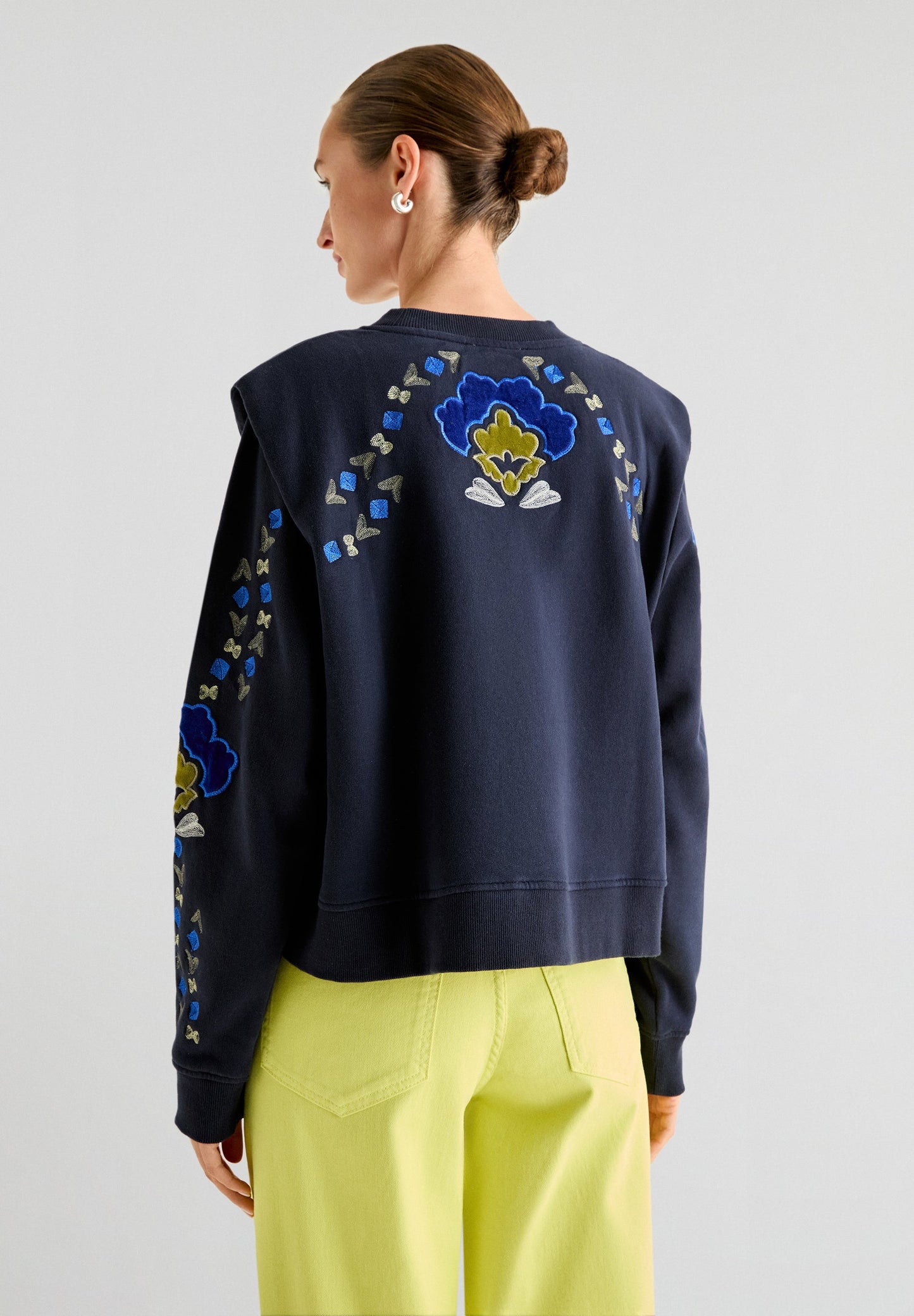 FLOWER EMB SWEATER