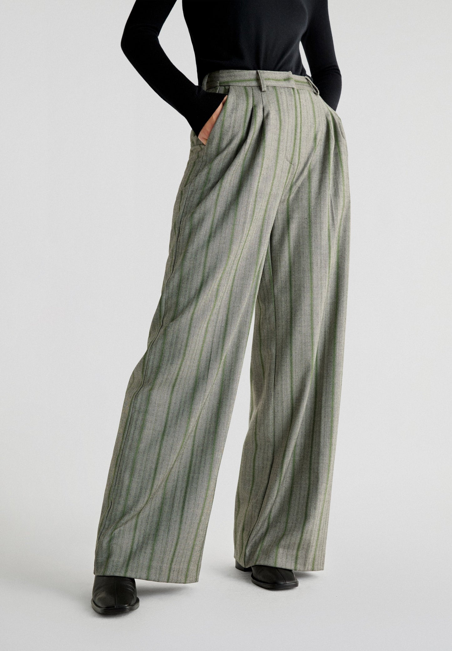 WIDE LEG TROUSERS WITH DARTS