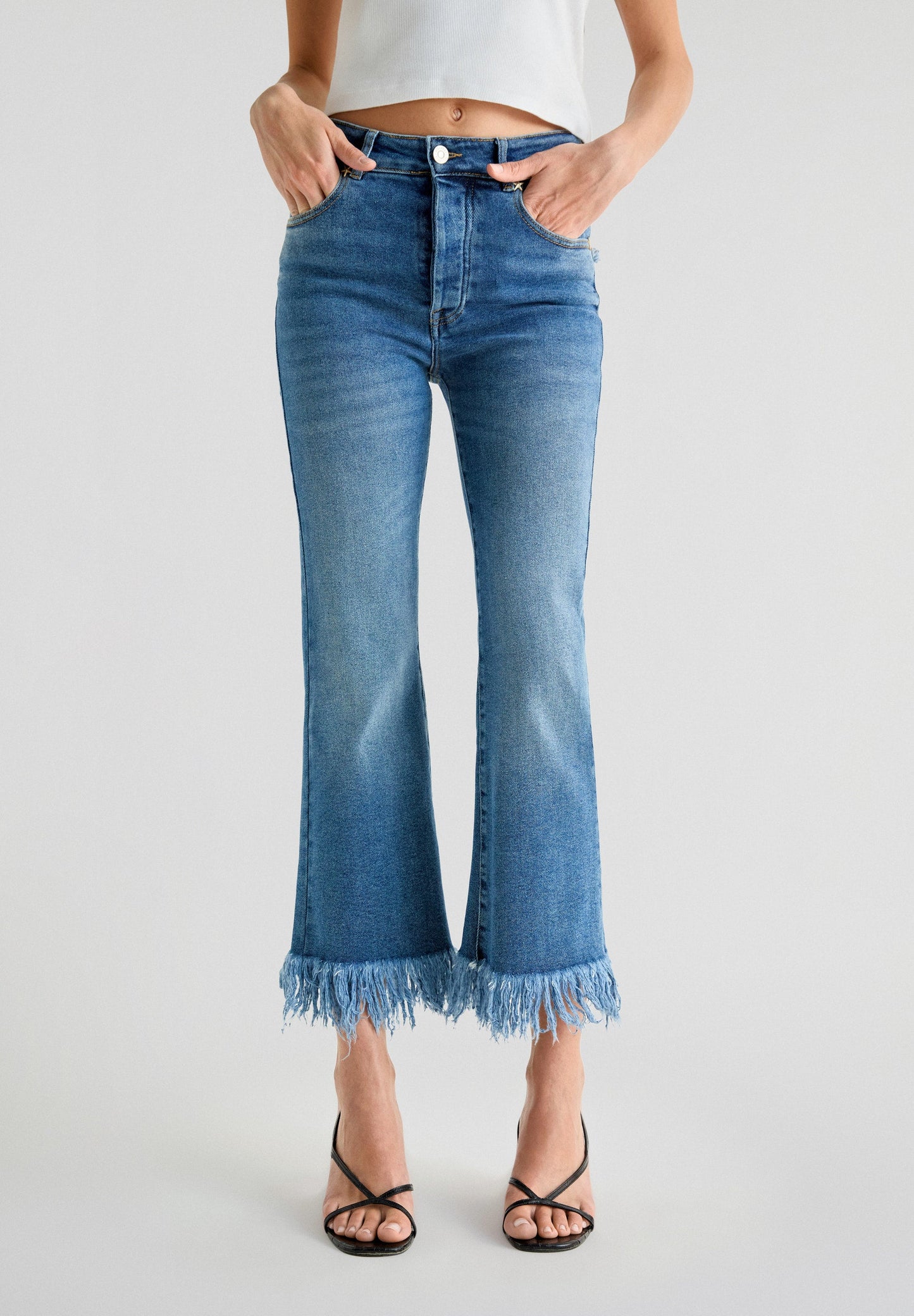 JEANS WITH FRAYED HEM