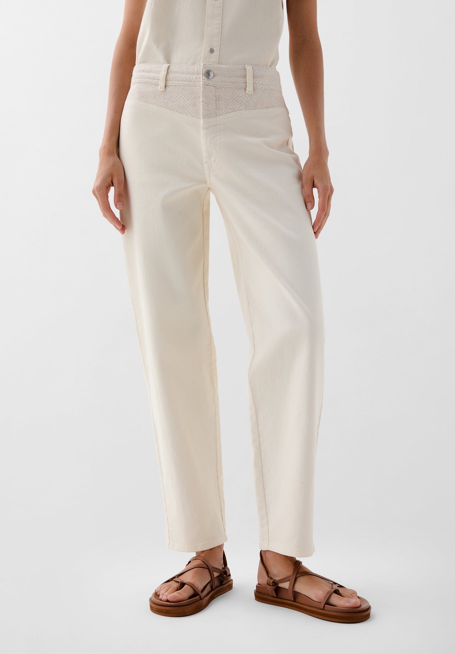 JEANS WITH CONTRAST DETAILS