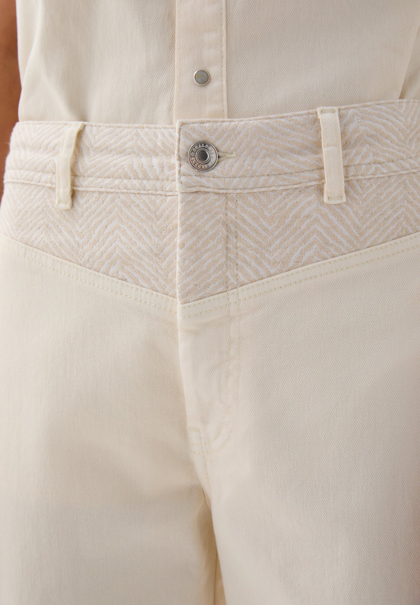 JEANS WITH CONTRAST DETAILS