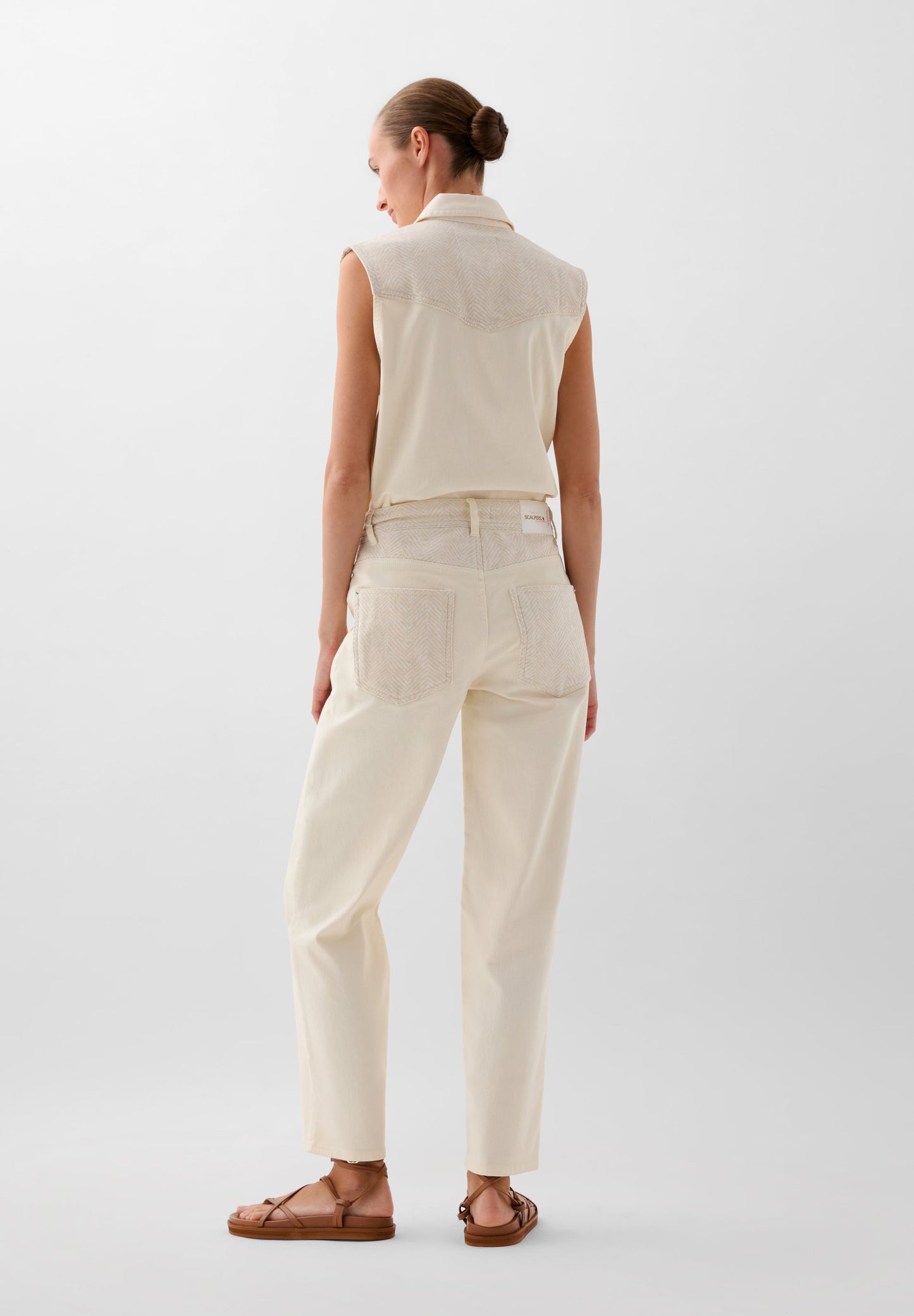 JEANS WITH CONTRAST DETAILS