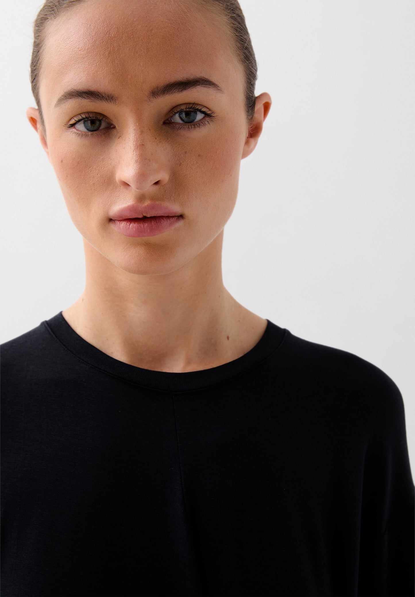 FLOWING DRESS WITH KNOT DETAIL